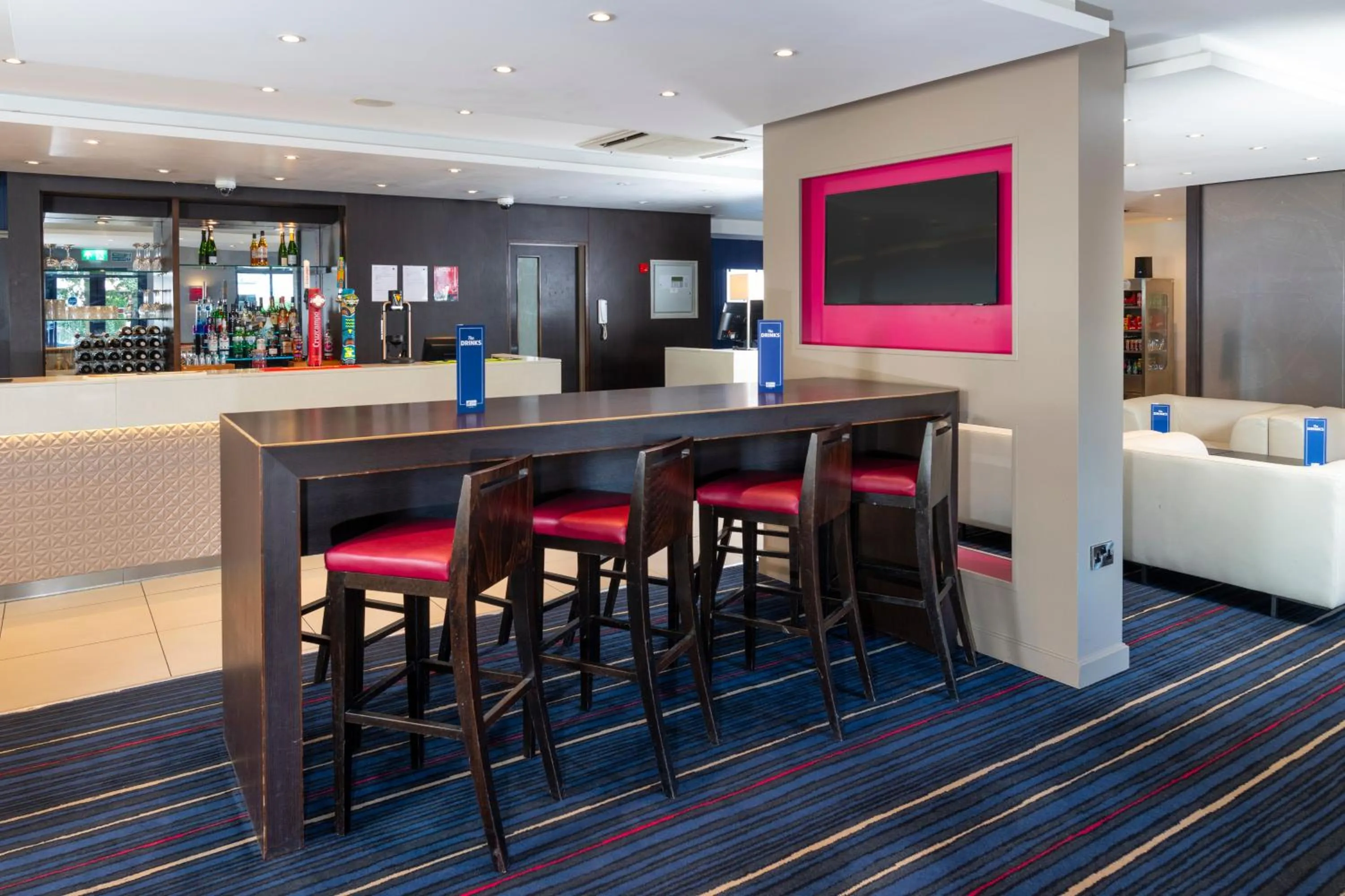 Lounge or bar in Holiday Inn Express London - Wandsworth by IHG