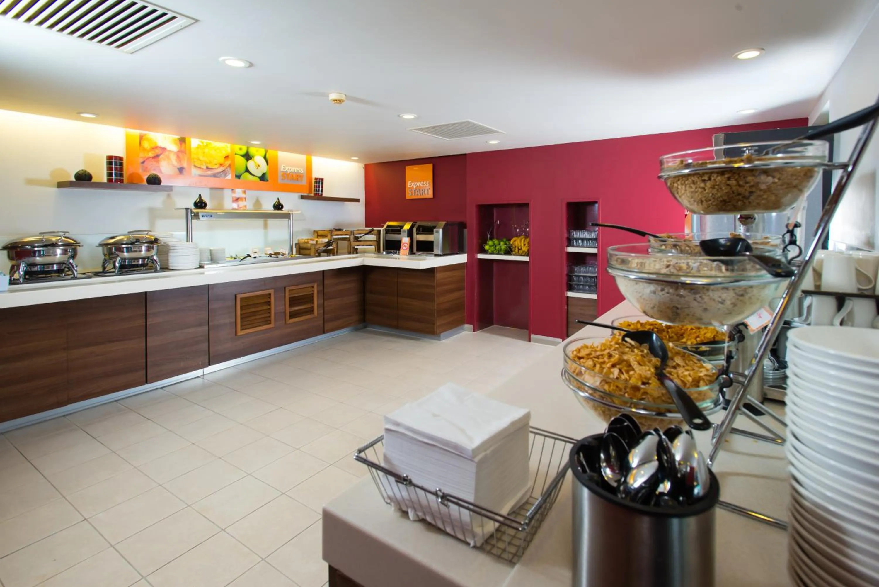 Breakfast in Holiday Inn Express Leeds City Centre by IHG