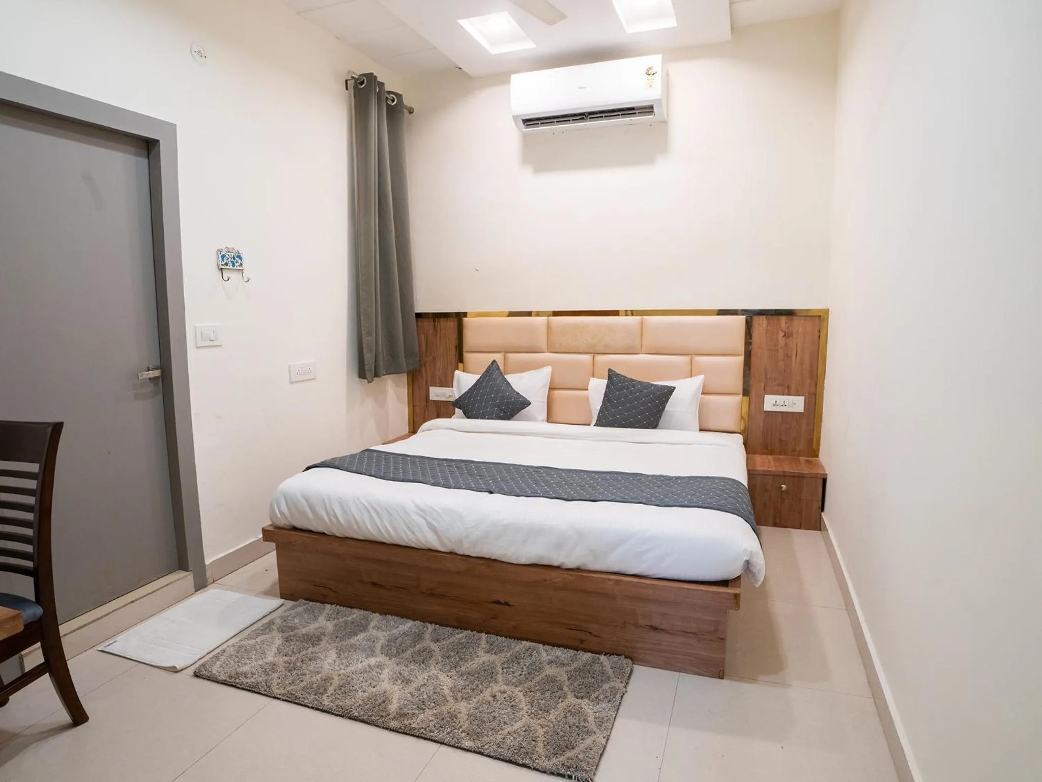 Photo of the whole room in Moustache Agra