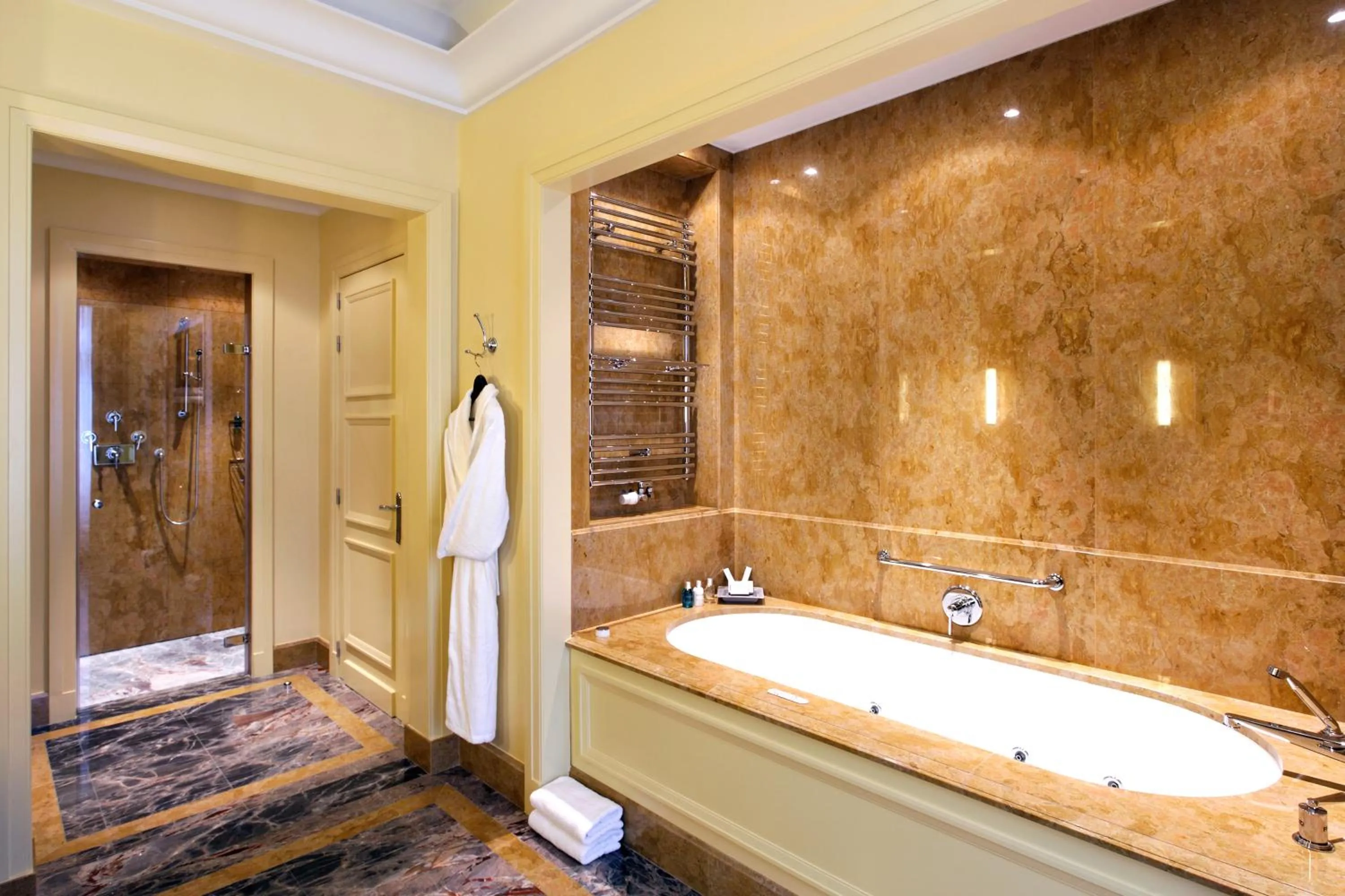 Shower in Hotel Le Plaza Brussels