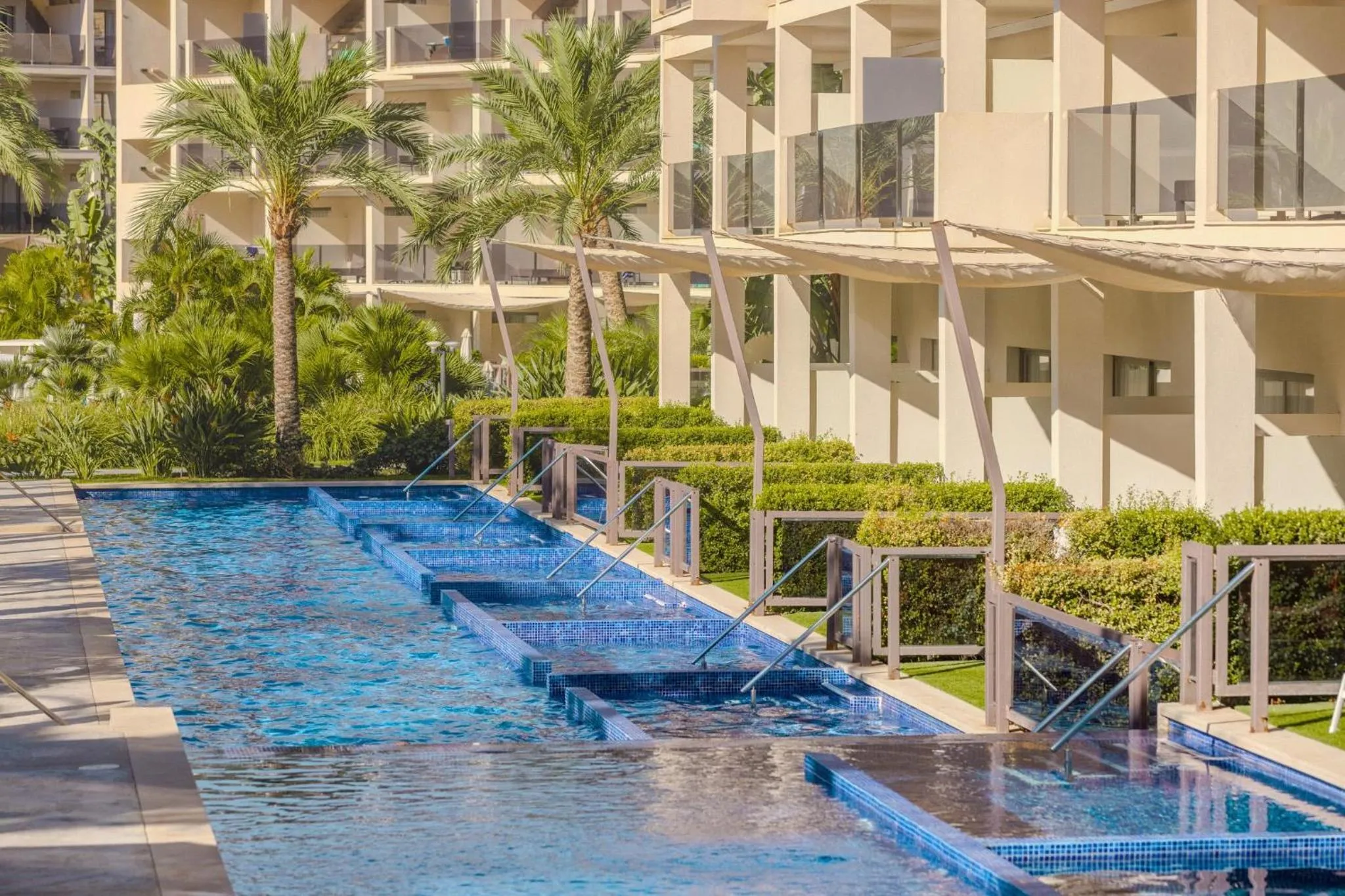 Swimming pool in Zafiro Palace Palmanova