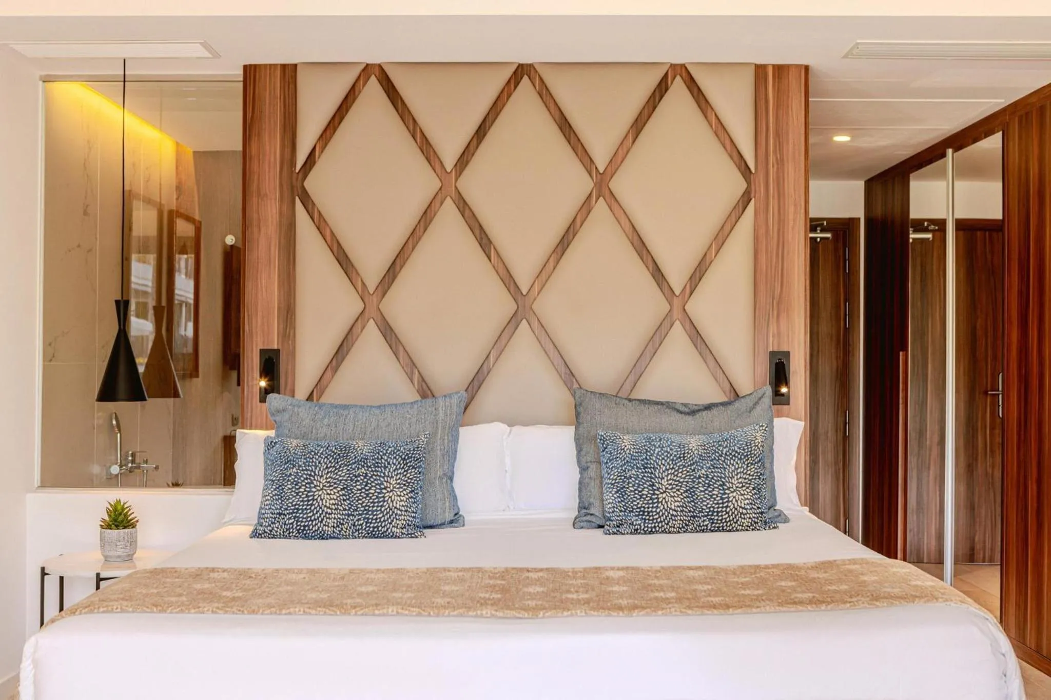 Photo of the whole room, Bed in Zafiro Palace Palmanova