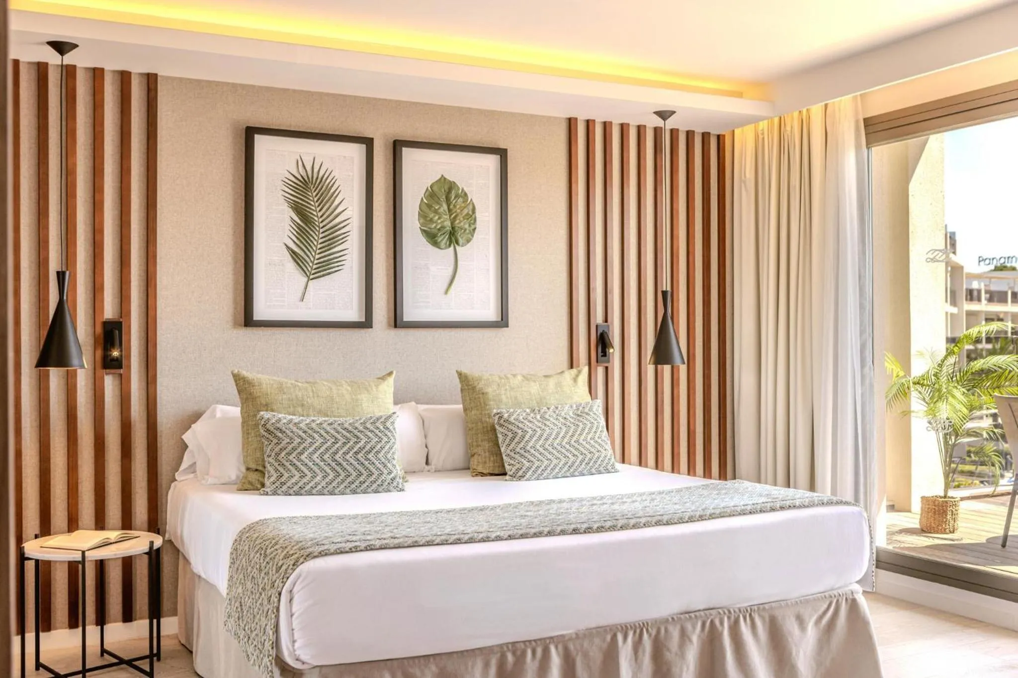 Photo of the whole room, Bed in Zafiro Palace Palmanova