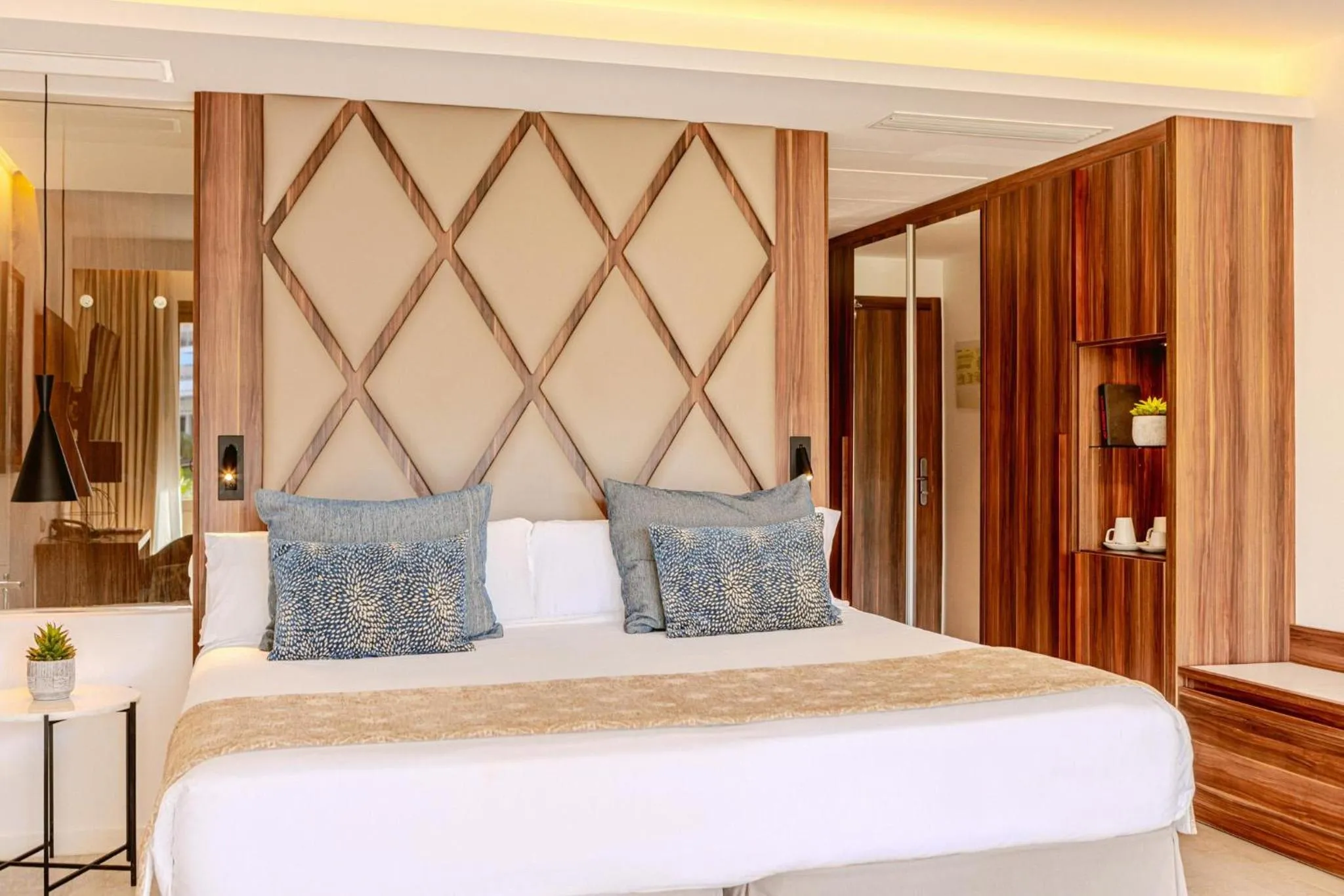 Photo of the whole room, Bed in Zafiro Palace Palmanova