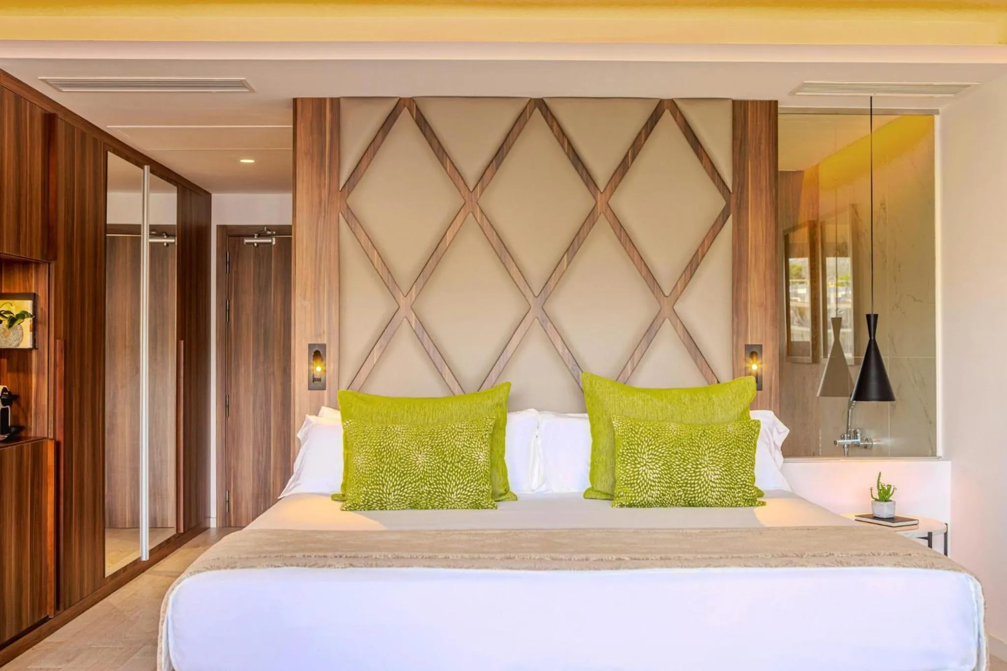 Photo of the whole room, Bed in Zafiro Palace Palmanova