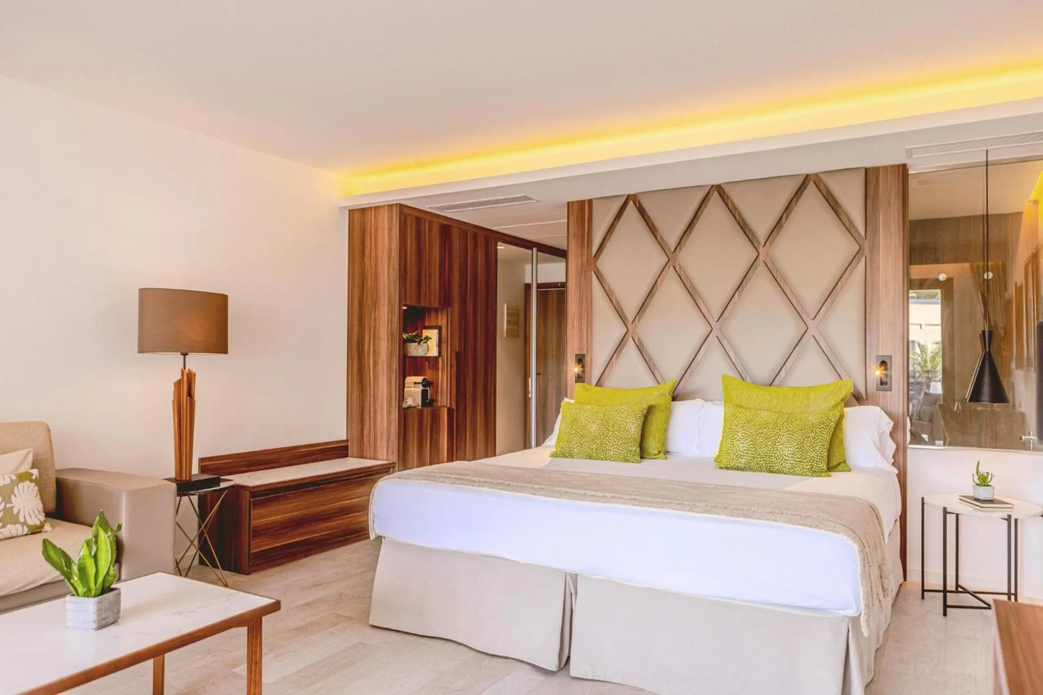 Photo of the whole room, Bed in Zafiro Palace Palmanova