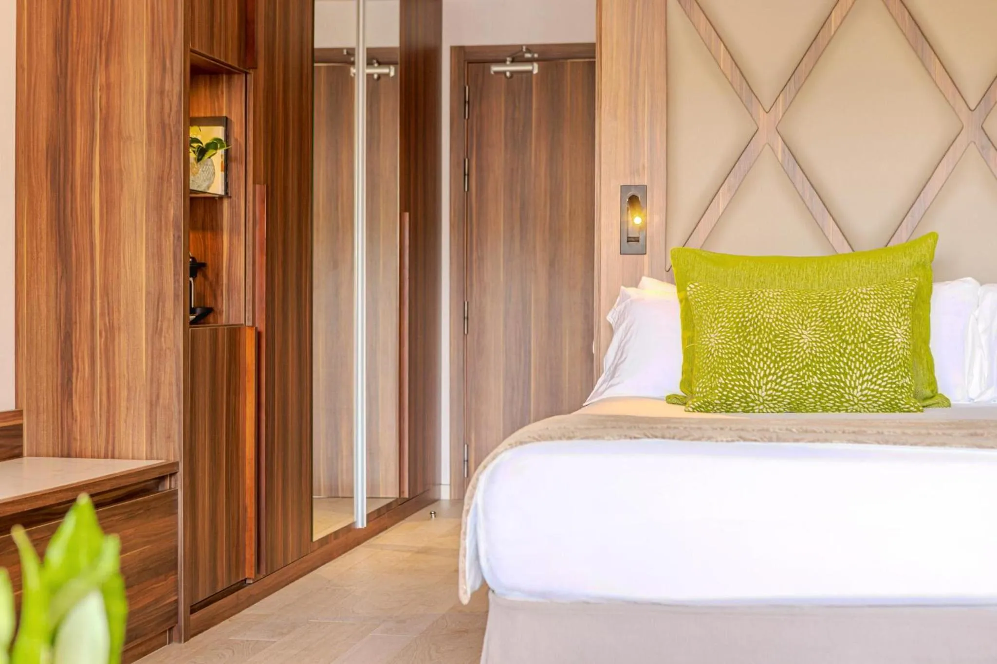 Photo of the whole room, Bed in Zafiro Palace Palmanova