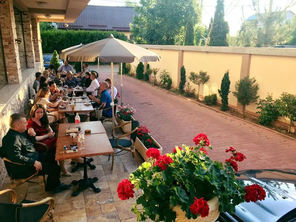 Restaurant/places to eat in Hotel Aviator Boutique