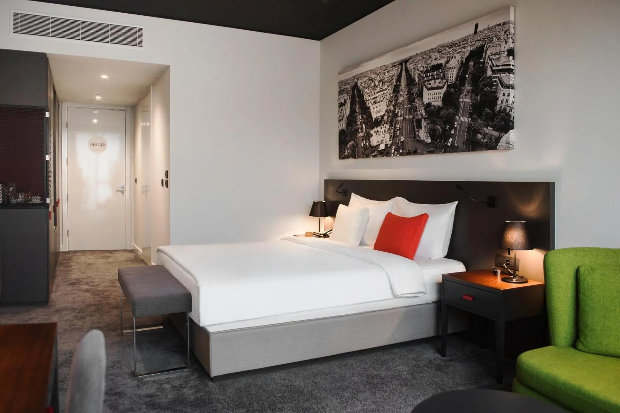 Photo of the whole room, Bed in CUE Podgorica