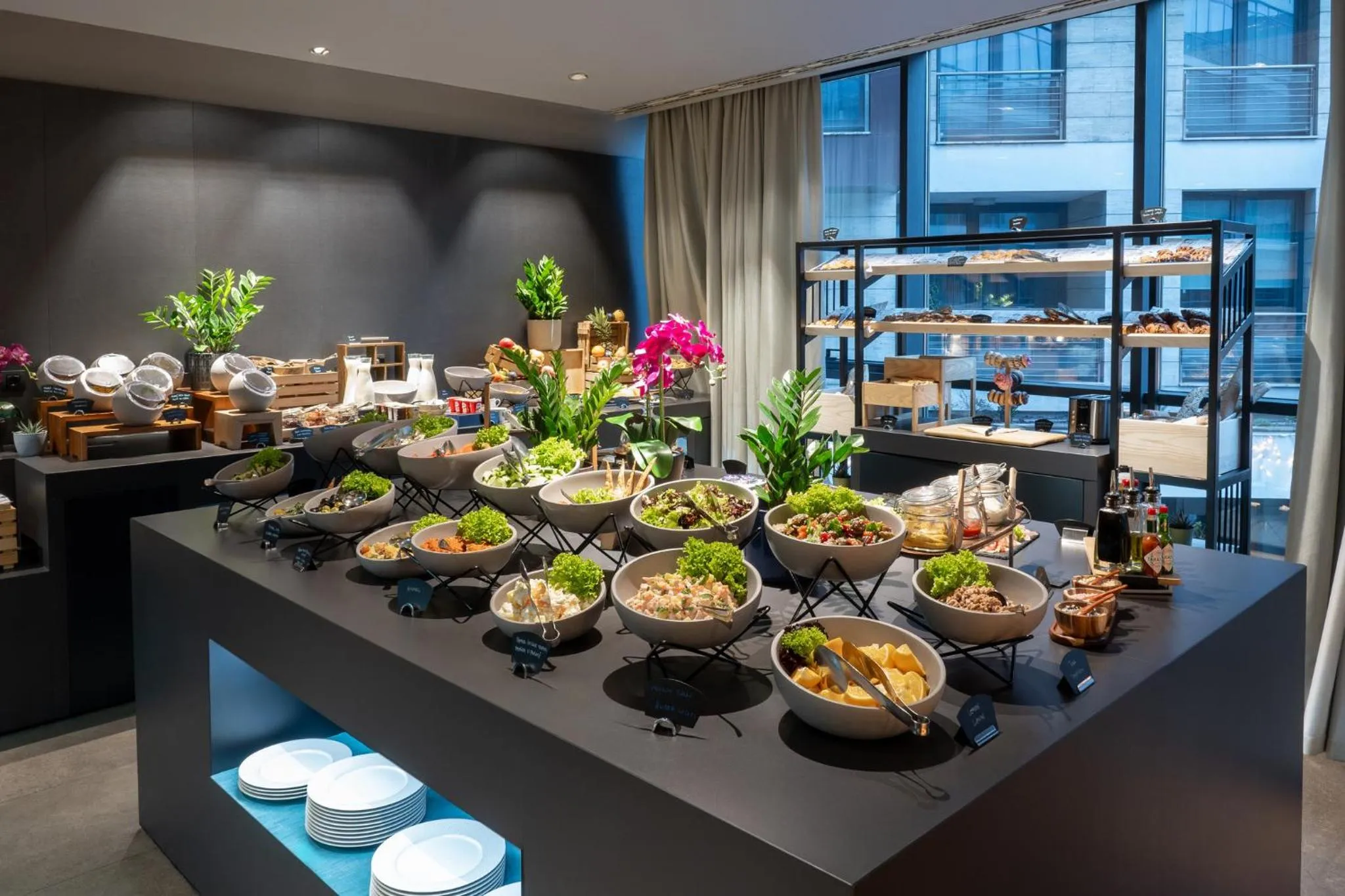 Restaurant/places to eat in Crowne Plaza Podgorica by IHG