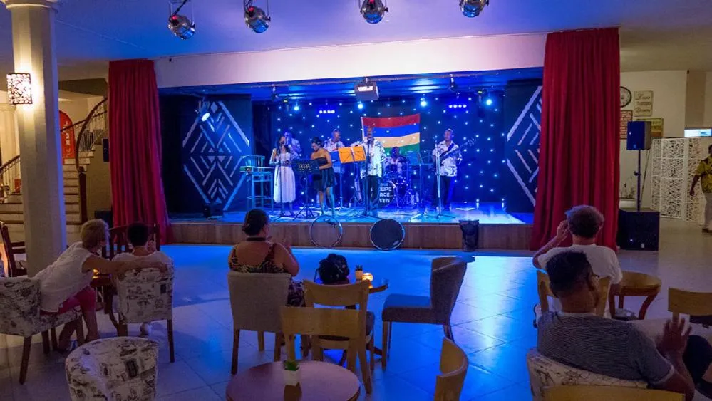 Lounge or bar in Le Peninsula Bay Beach Resort & Spa