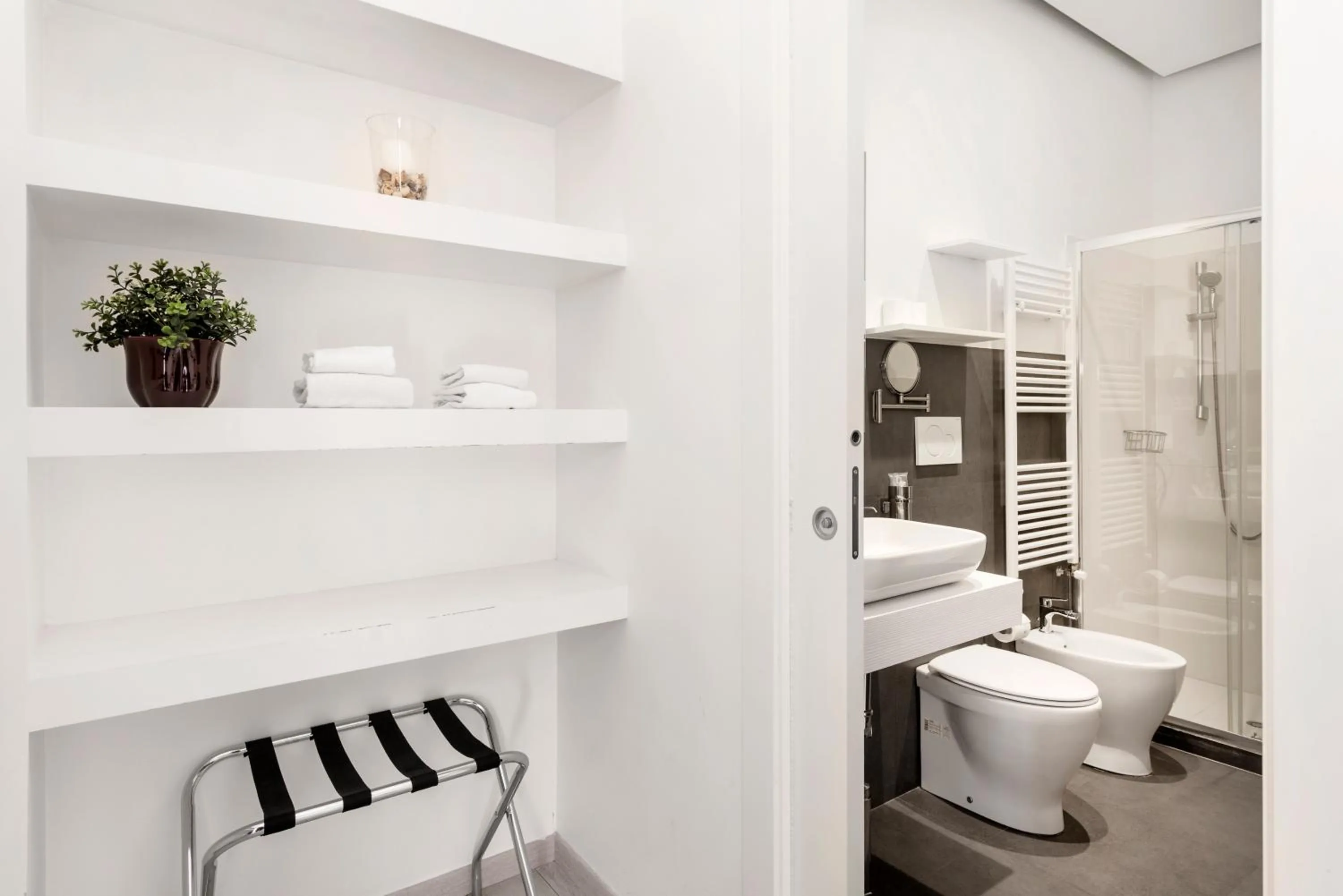 Decorative detail in Maison Piazza Cavour