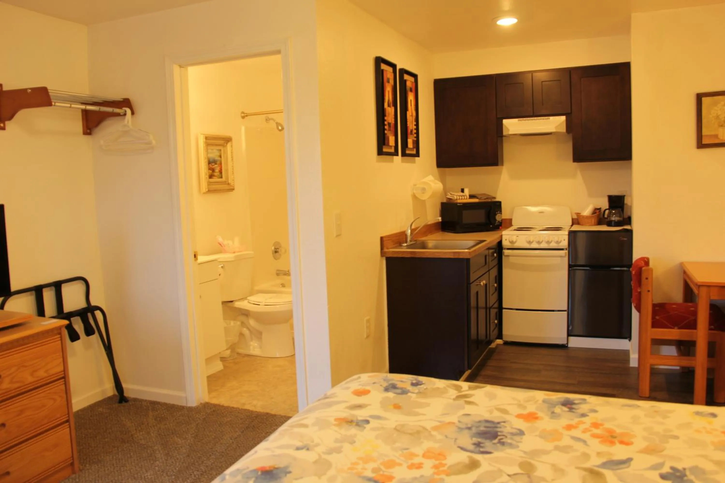 Bed in Mariners Cove Inn