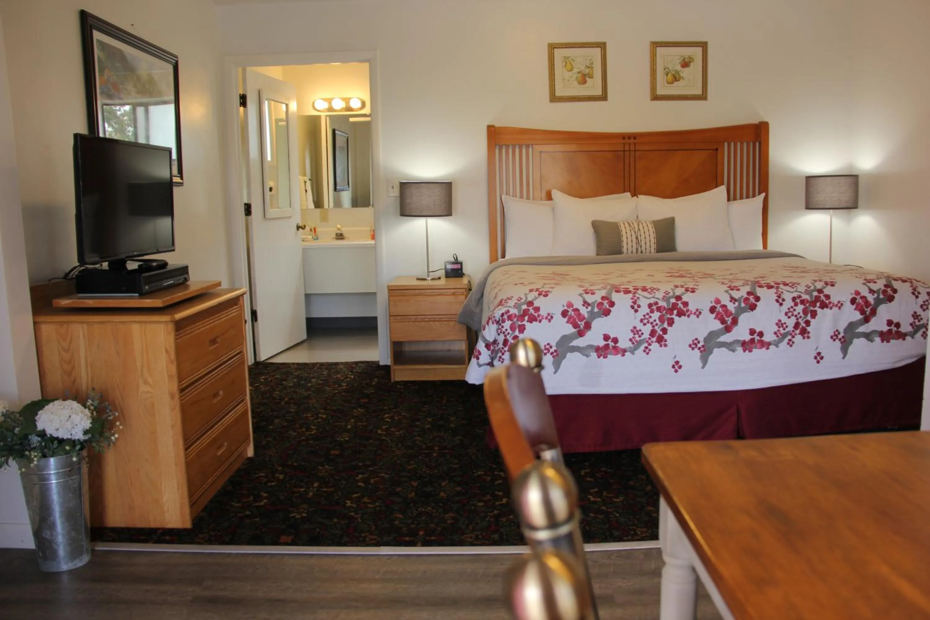 Bed in Mariners Cove Inn