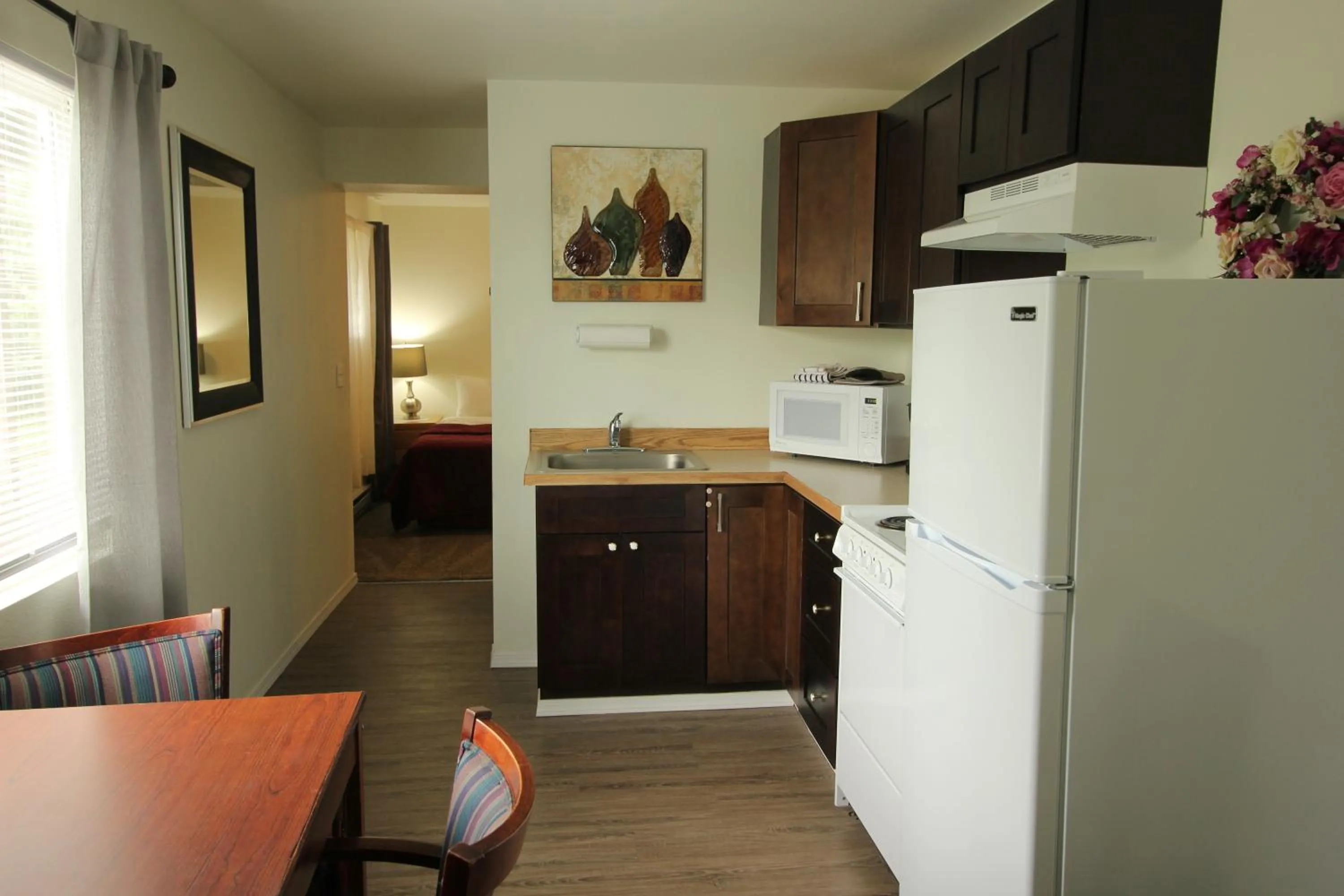 Kitchen or kitchenette in Mariners Cove Inn