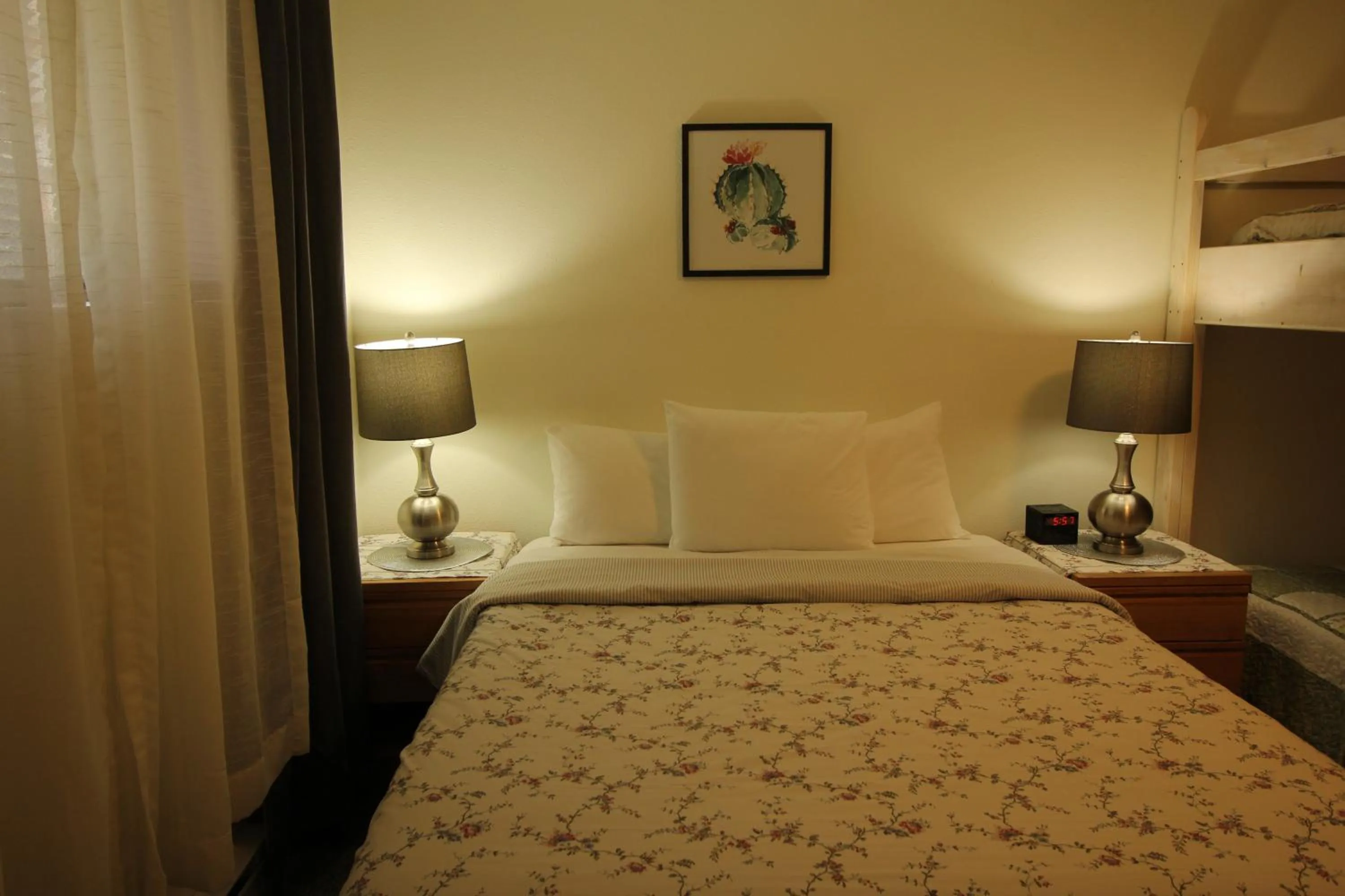 Bed in Mariners Cove Inn