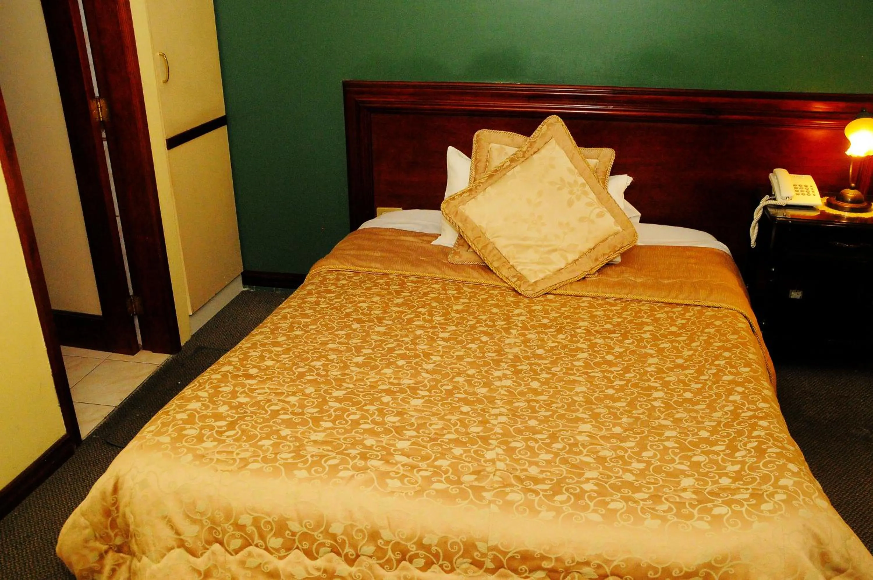 Bed in Colony Inn Hotel
