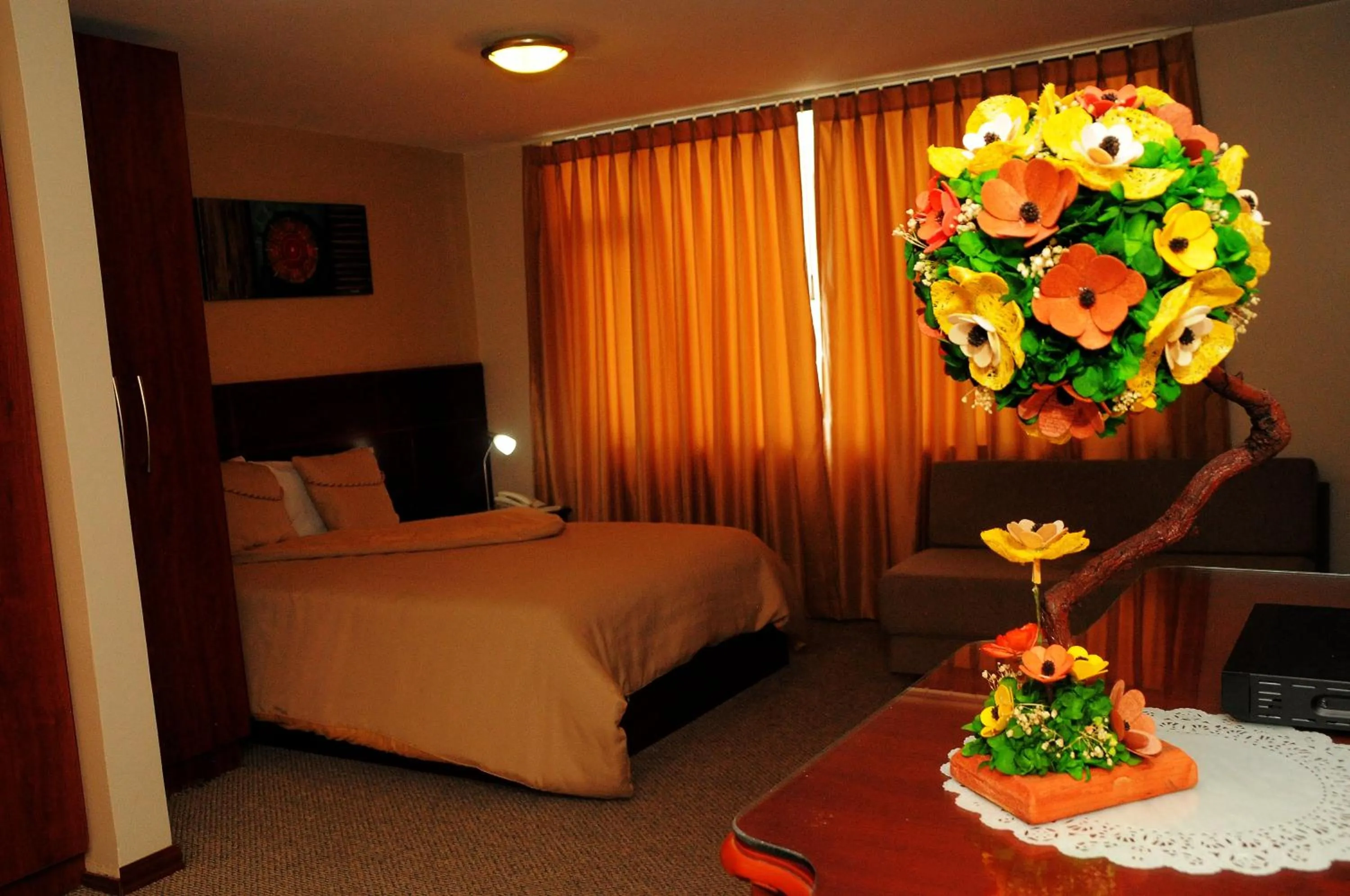 TV and multimedia, Bed in Colony Inn Hotel