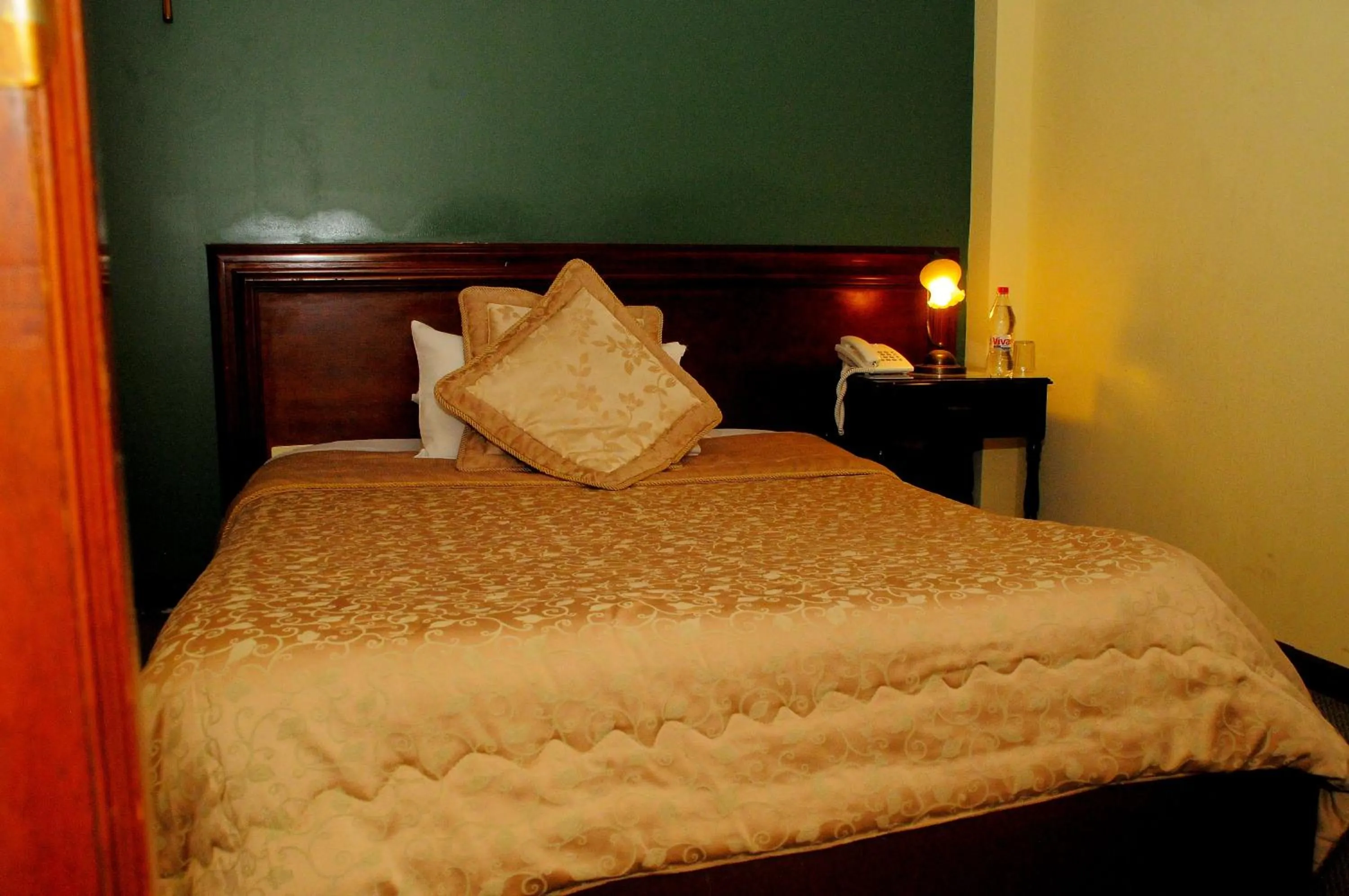 Bed in Colony Inn Hotel