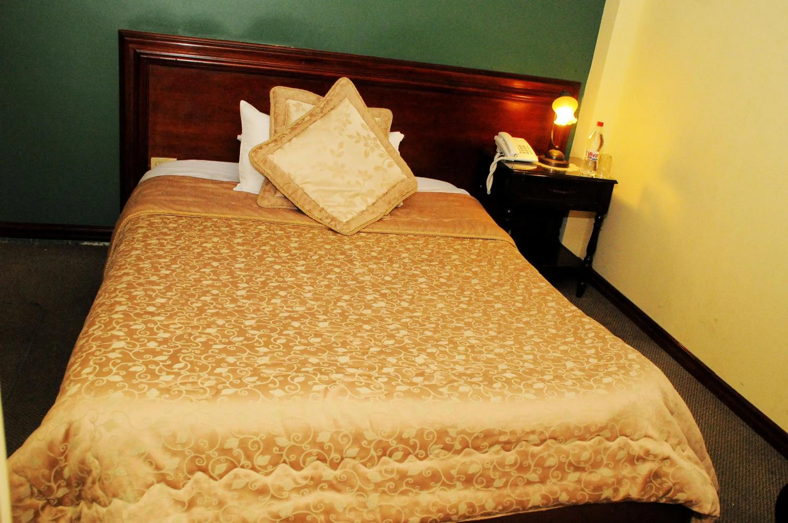 Photo of the whole room, Bed in Colony Inn Hotel