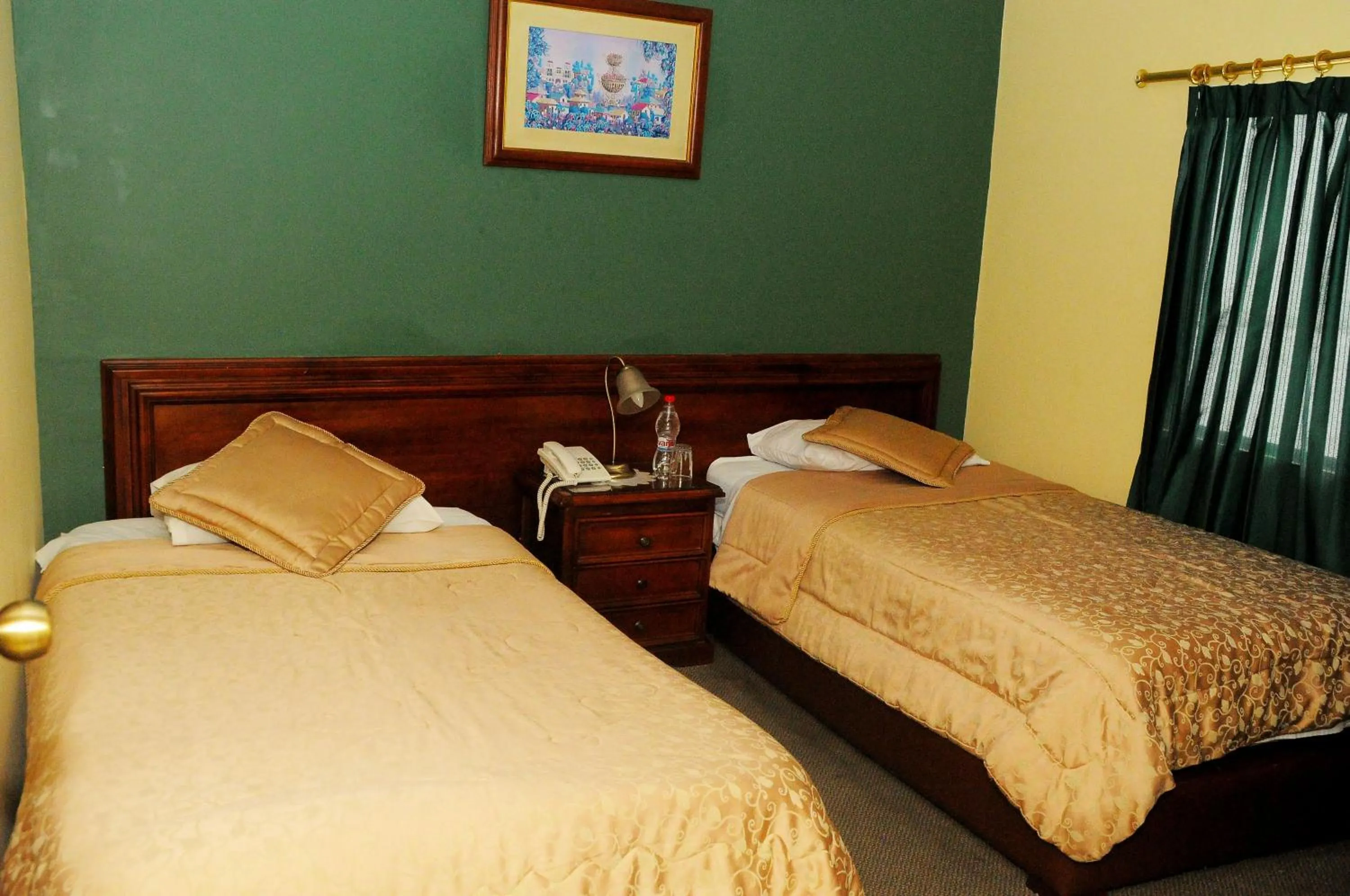 Bed in Colony Inn Hotel