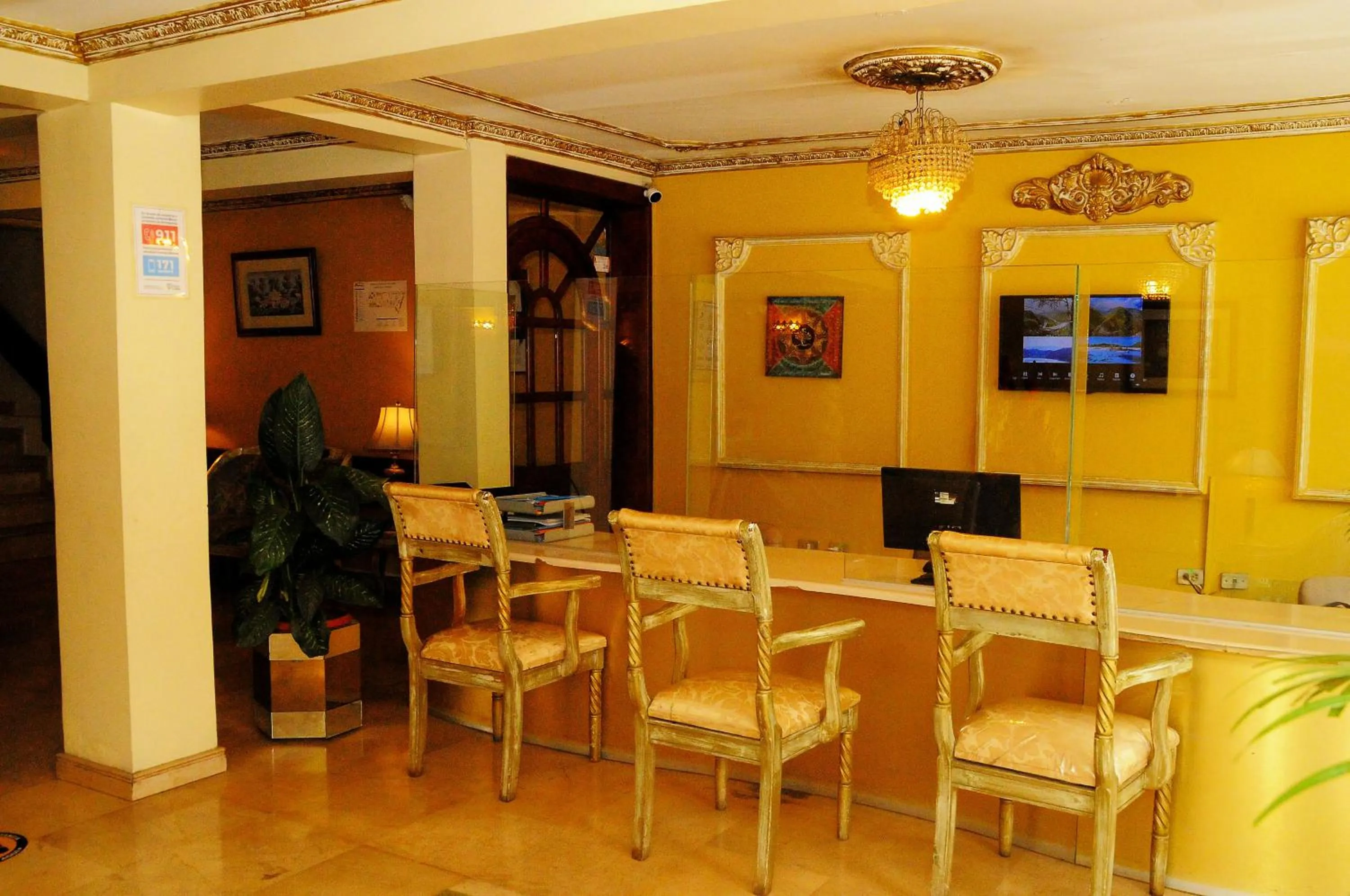 TV and multimedia in Colony Inn Hotel