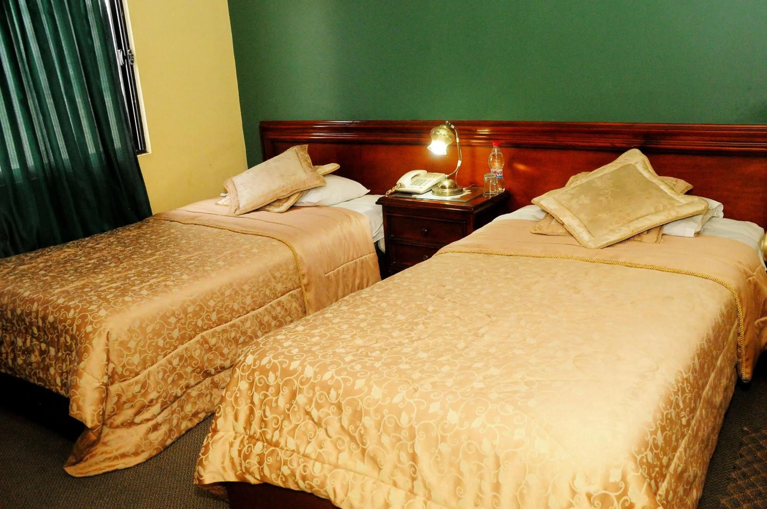 Bed in Colony Inn Hotel