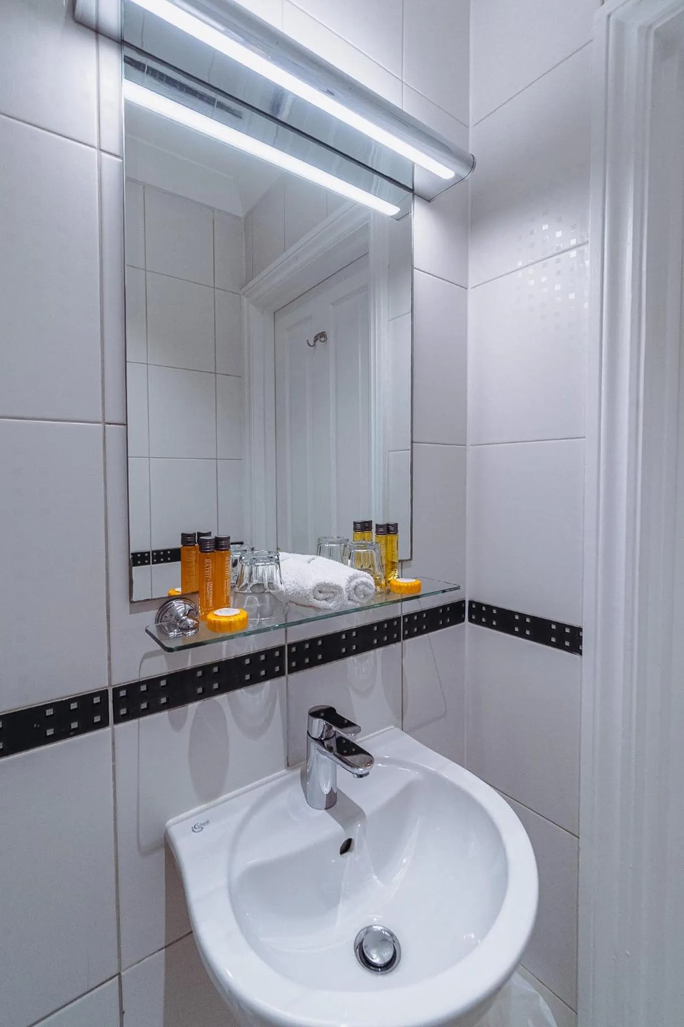 Bathroom in London House Hotel