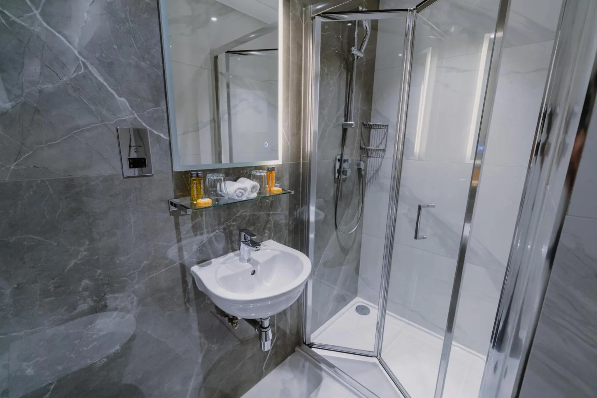 Shower in London House Hotel