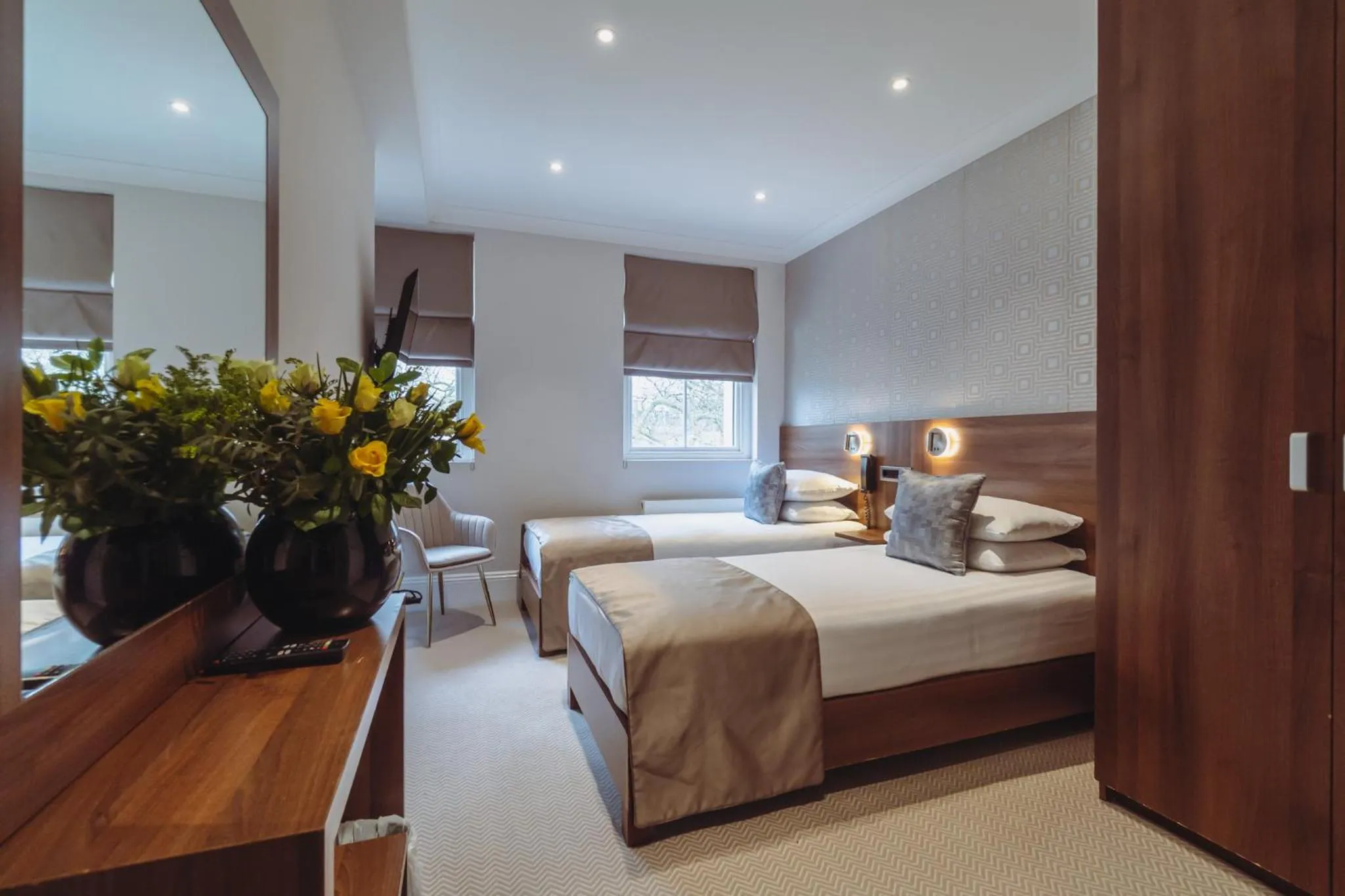 Photo of the whole room, Bed in London House Hotel