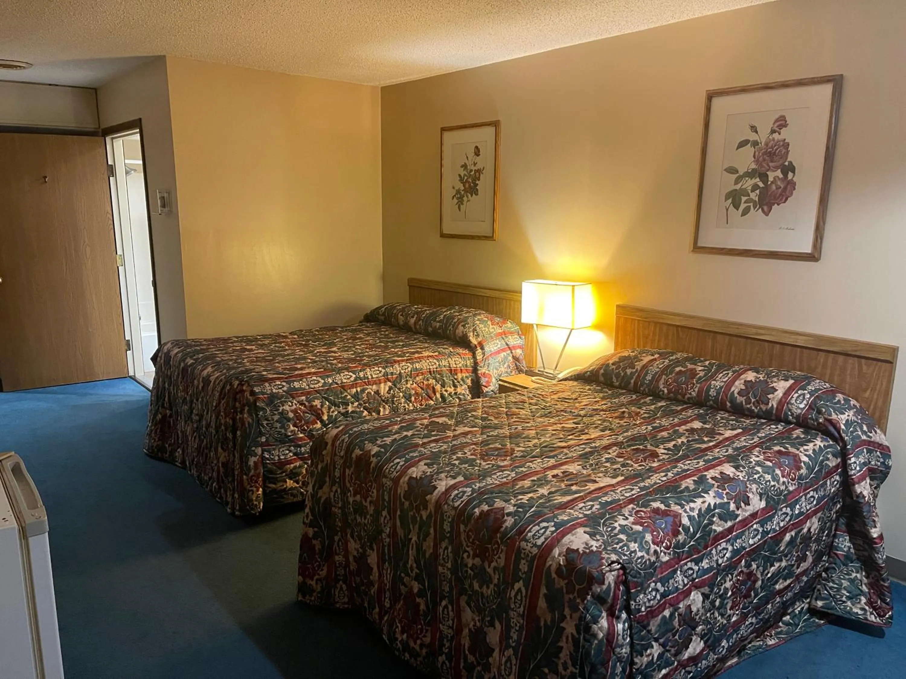 Bed in Dollinger's Motor Inn