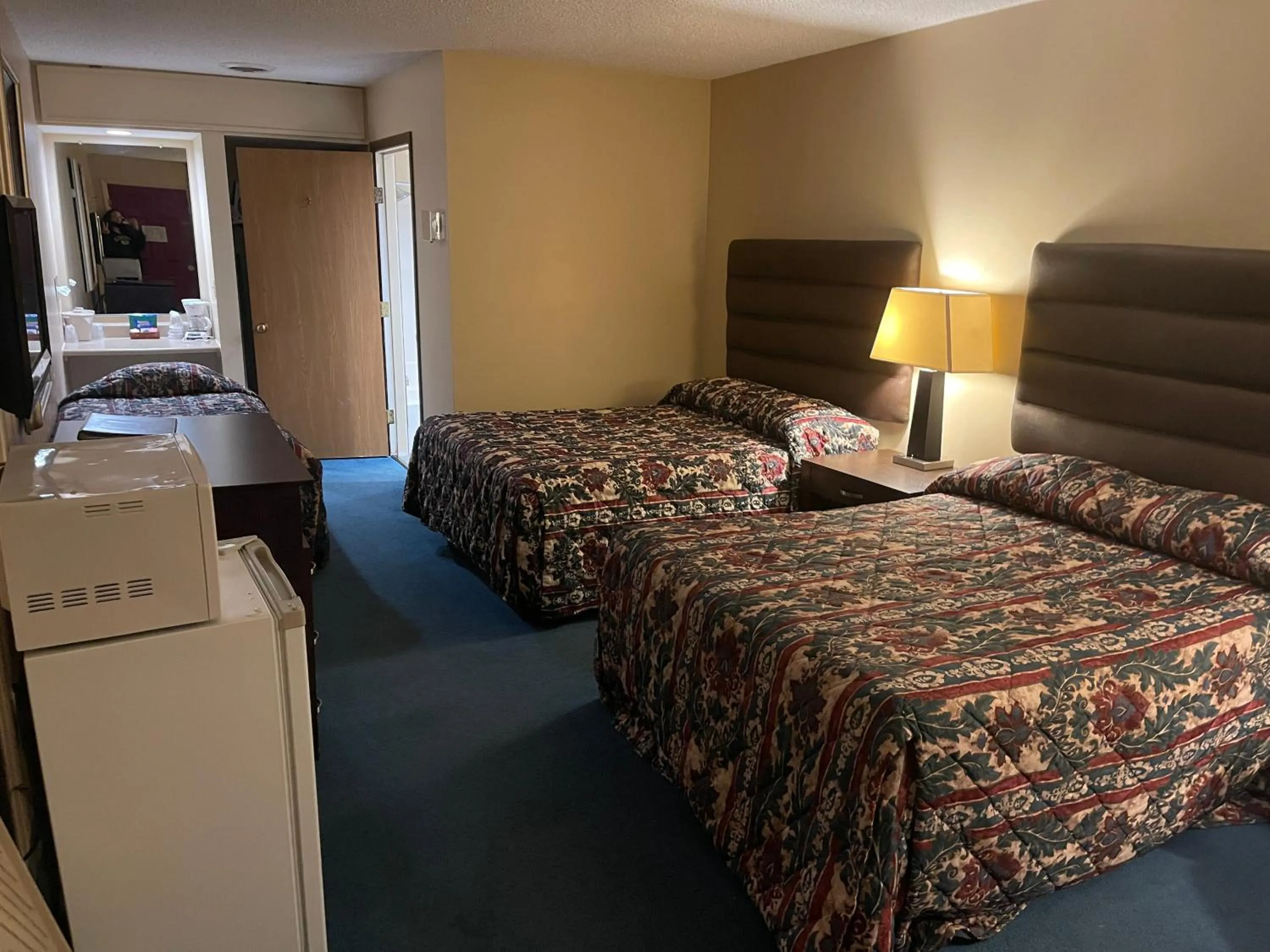 Bed in Dollinger's Motor Inn