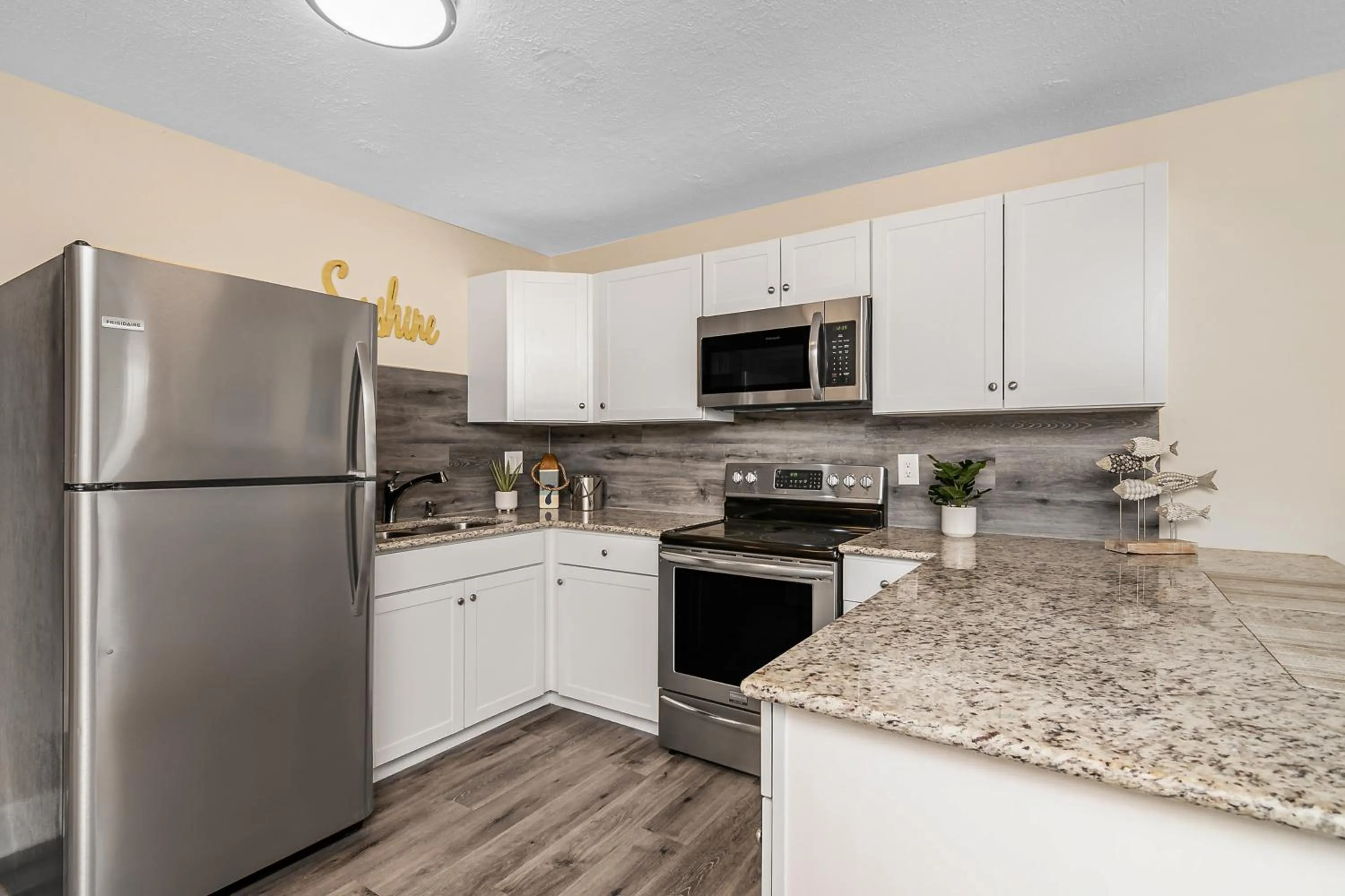 Kitchen or kitchenette in Latitude 26 Waterfront Boutique Resort - Fort Myers Beach
