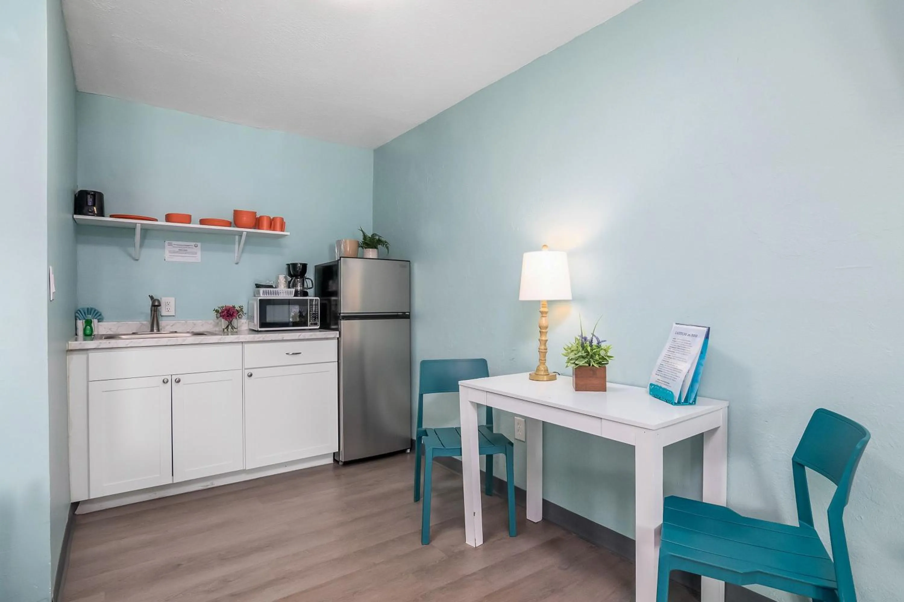 Kitchen or kitchenette in Latitude 26 Waterfront Boutique Resort - Fort Myers Beach
