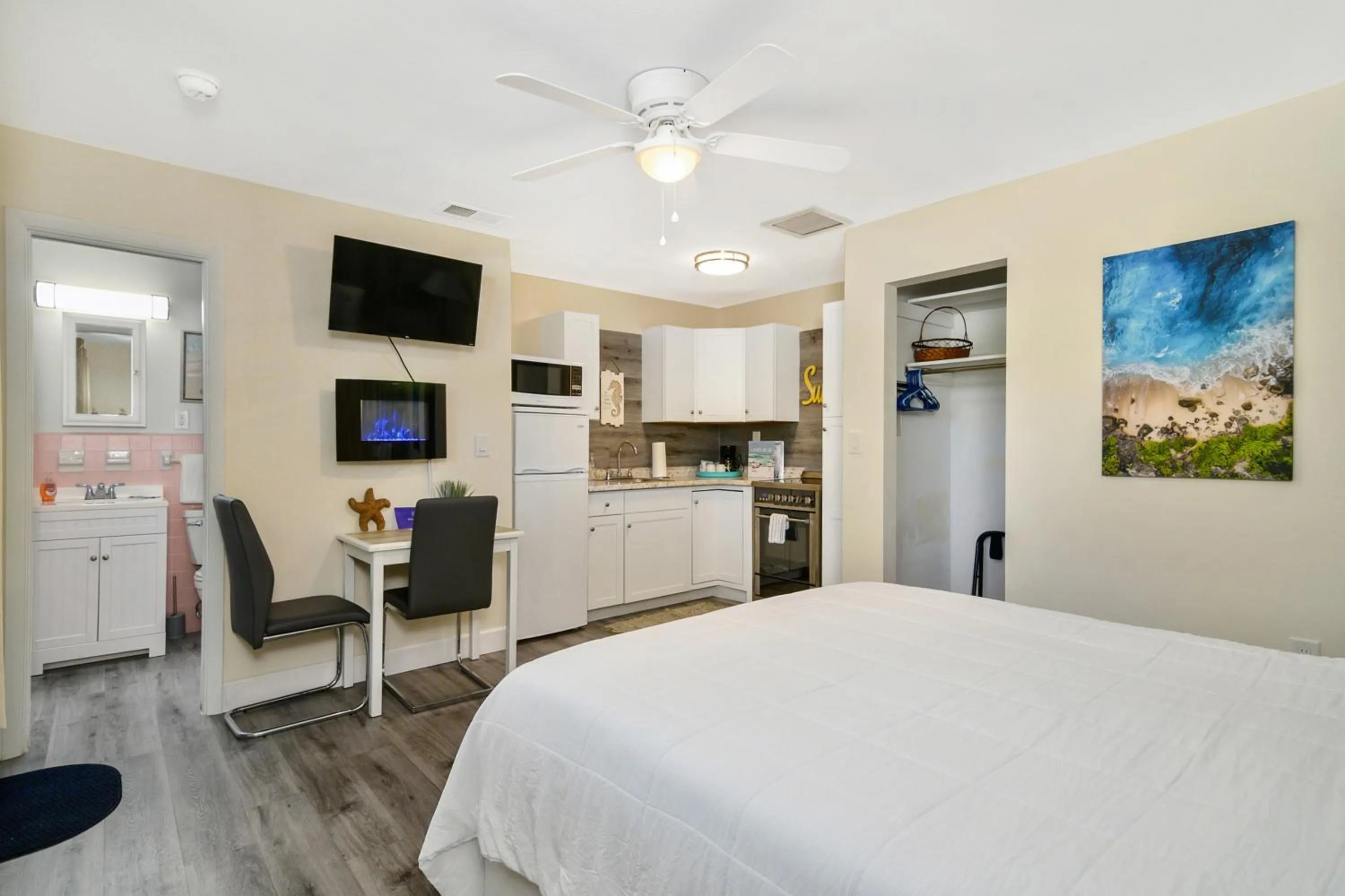 Bedroom, Bed in Latitude 26 Waterfront Boutique Resort - Fort Myers Beach