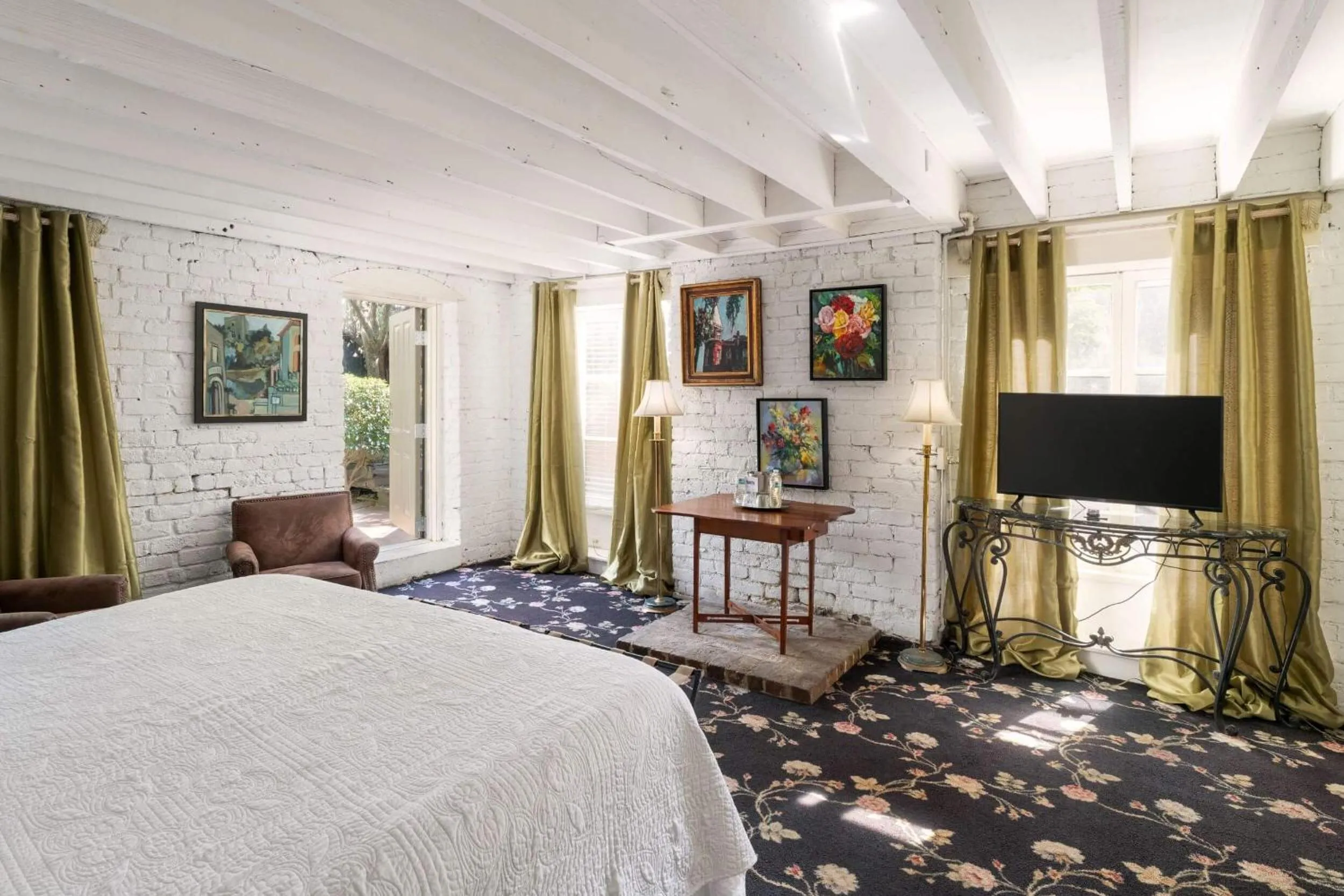 Living room, Bed in Foley House Inn