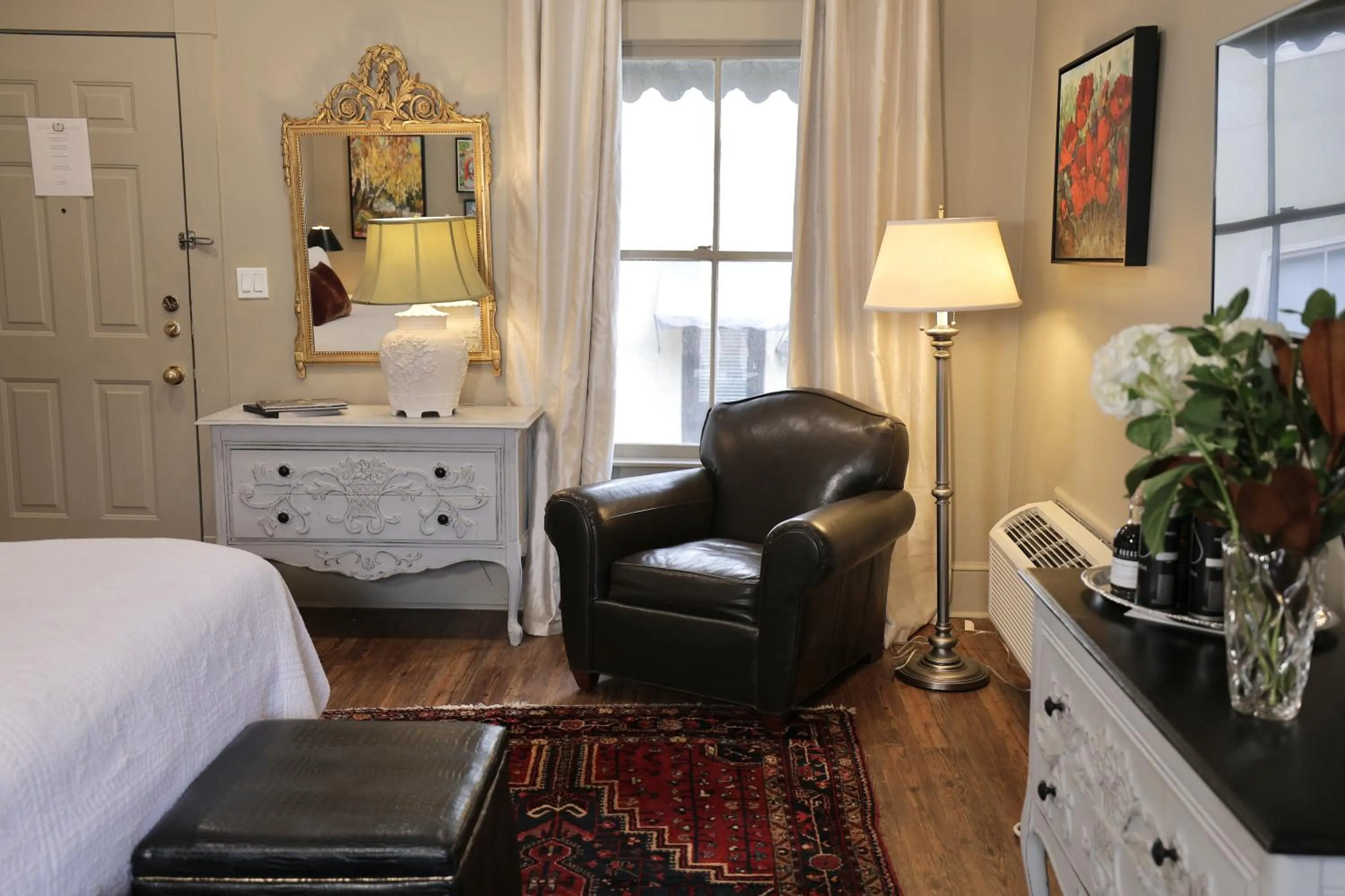 Living room, Bed in Foley House Inn