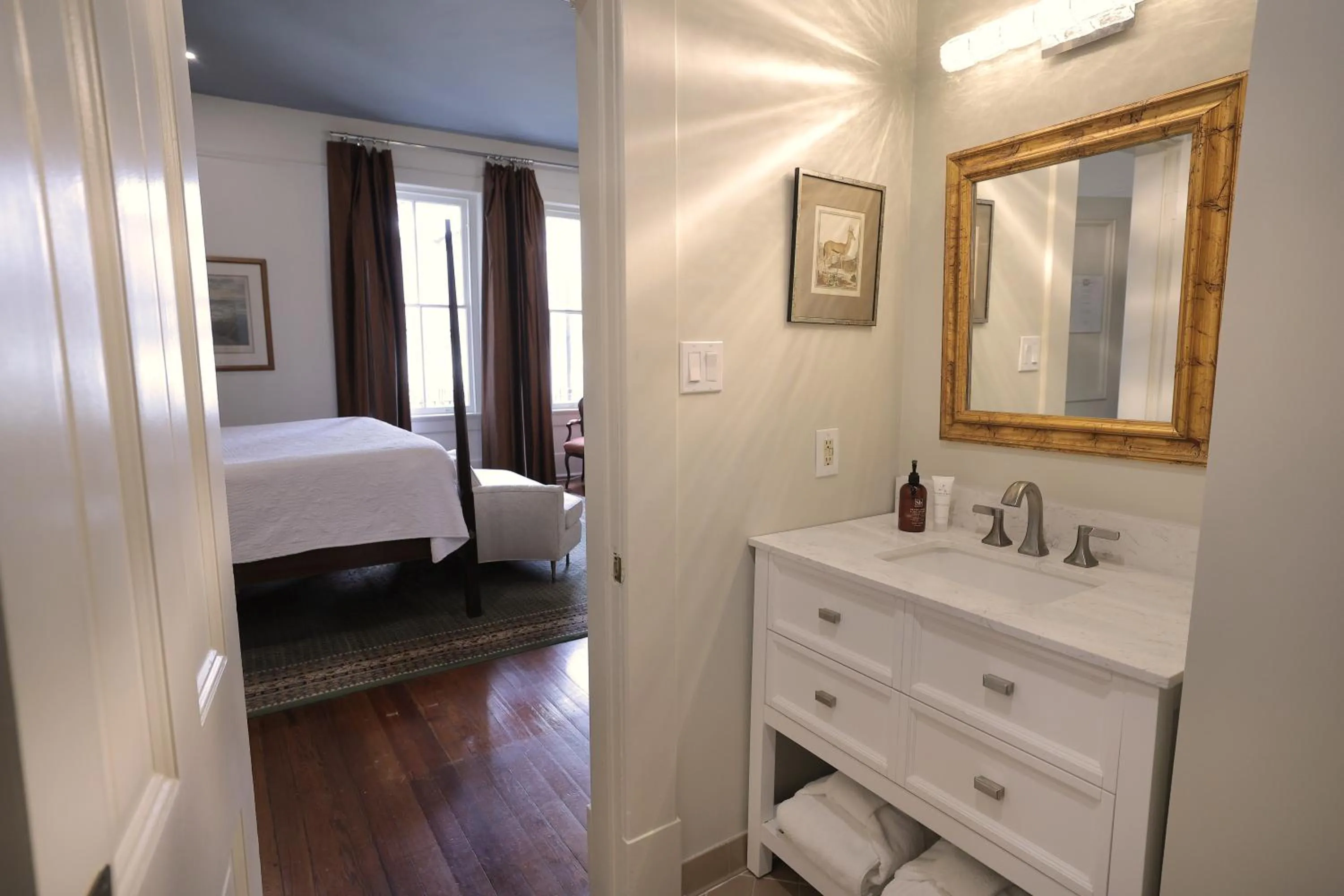 Bathroom, Bed in Foley House Inn