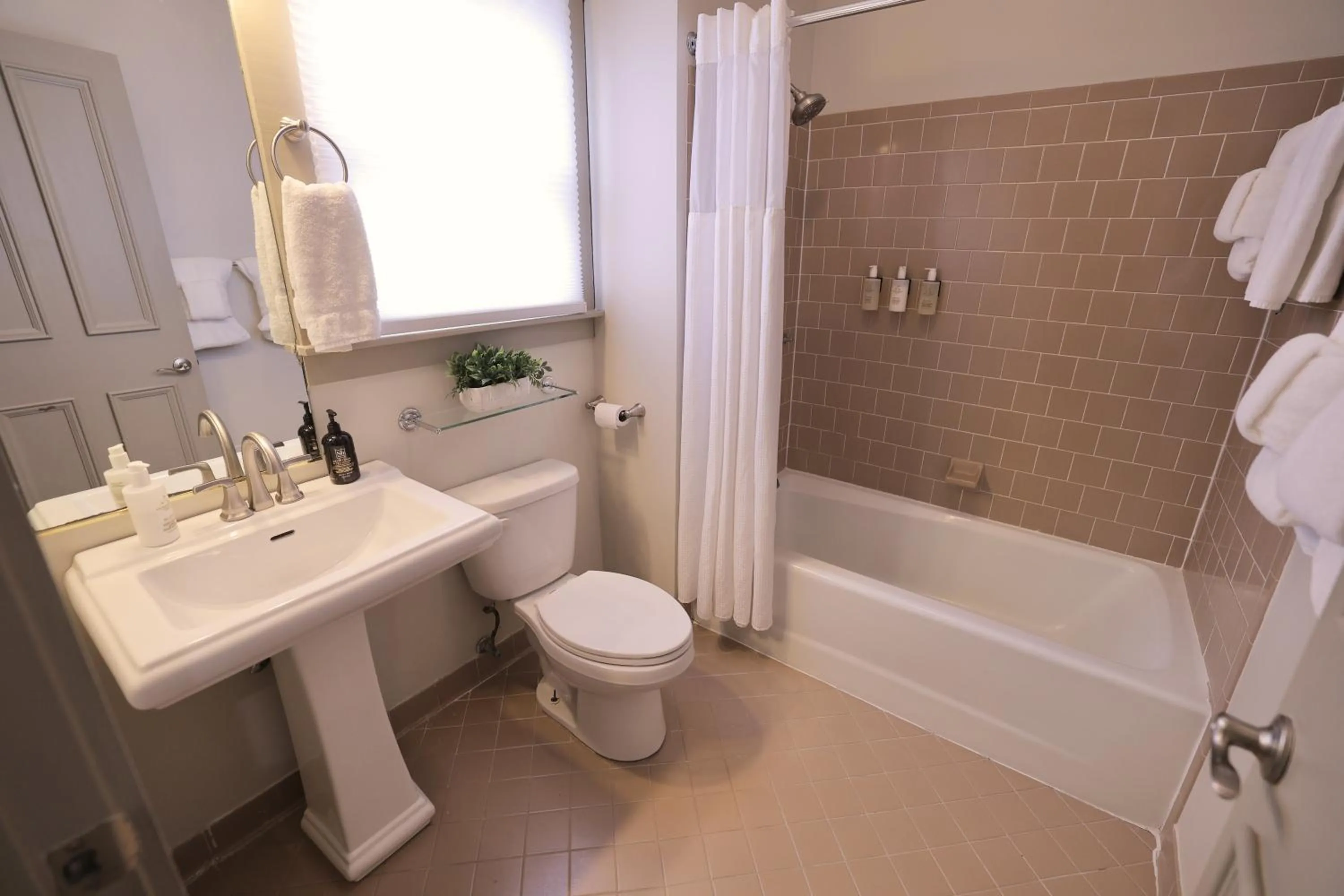 Toilet in Foley House Inn