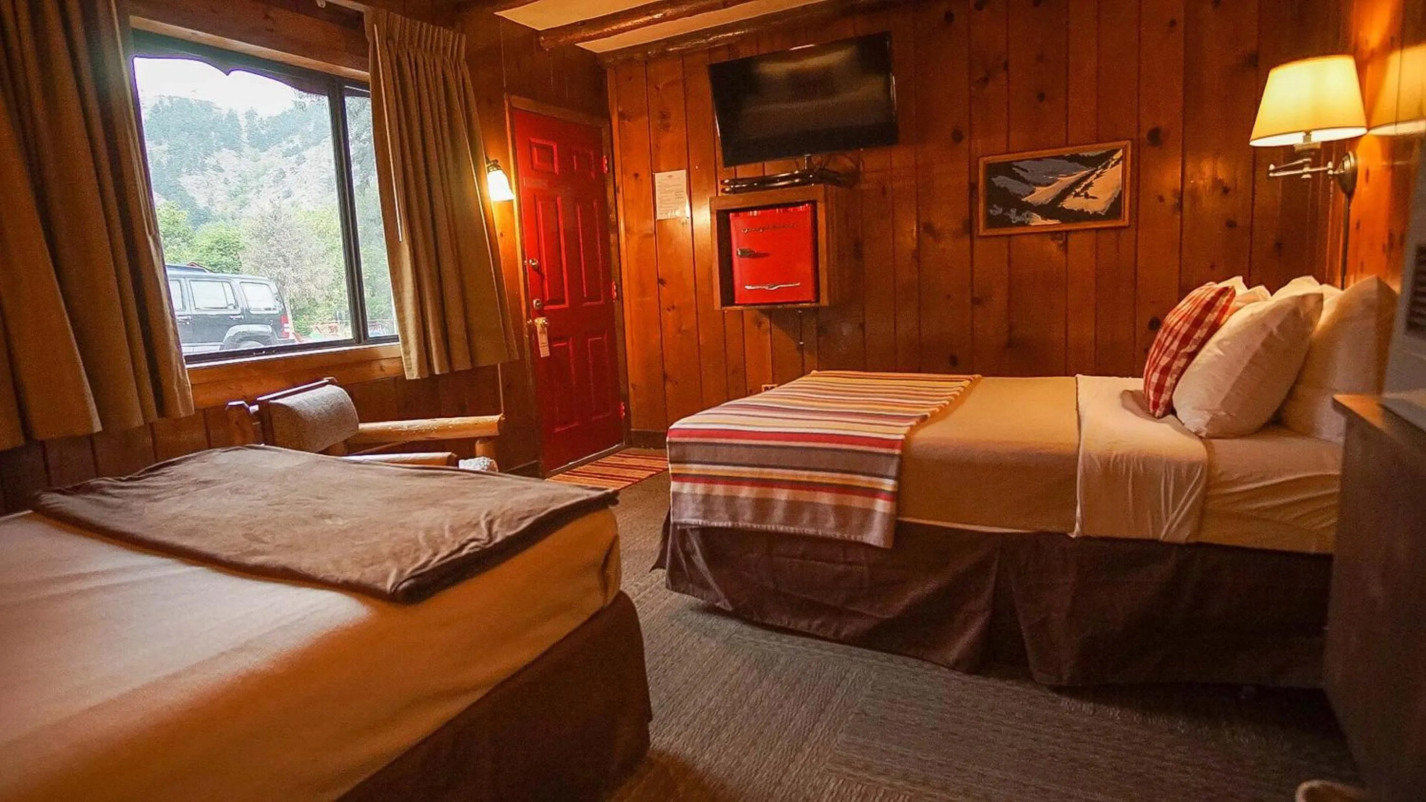 Bed in Foot of the Mountain Motel