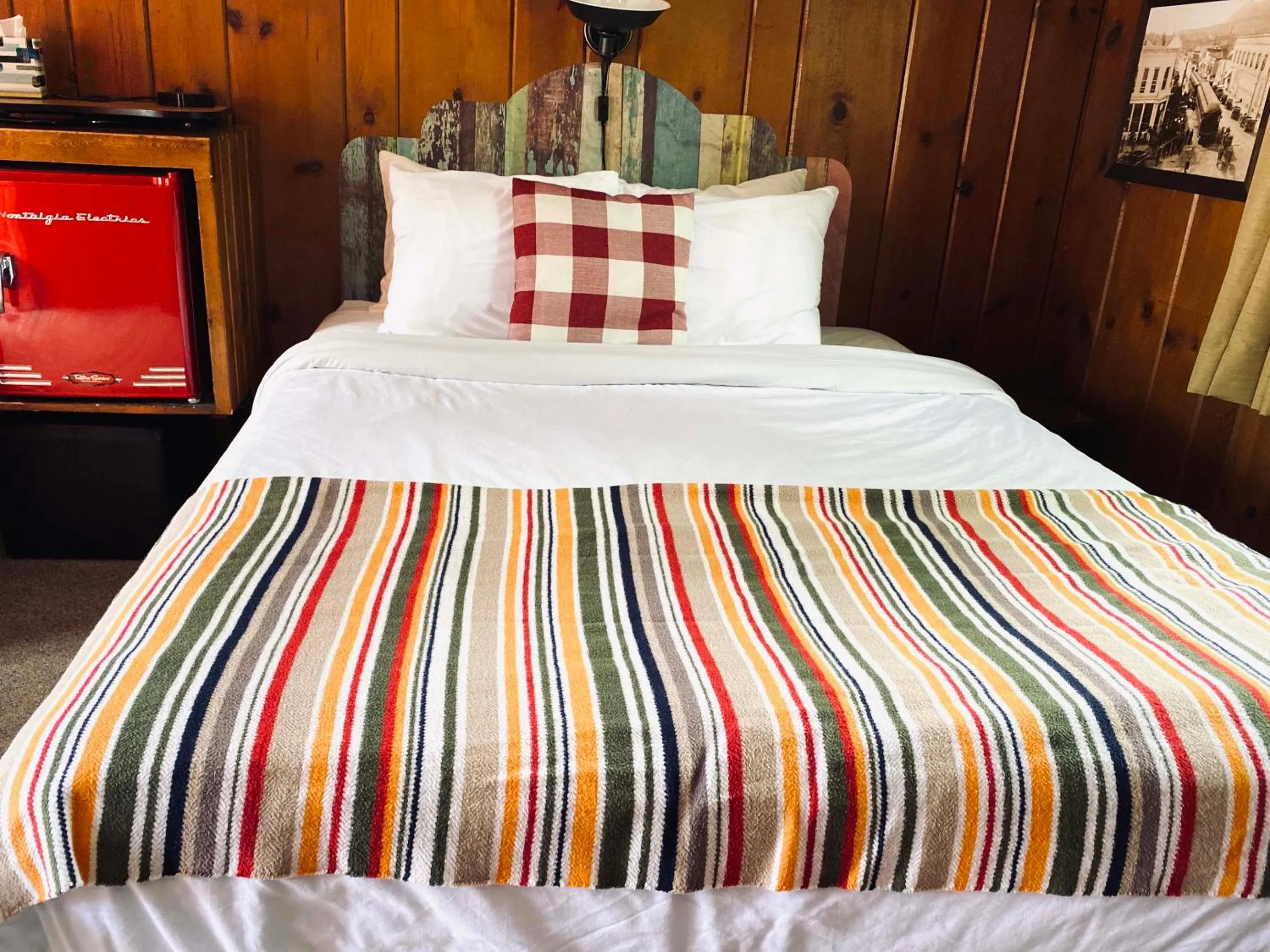 Bed in Foot of the Mountain Motel