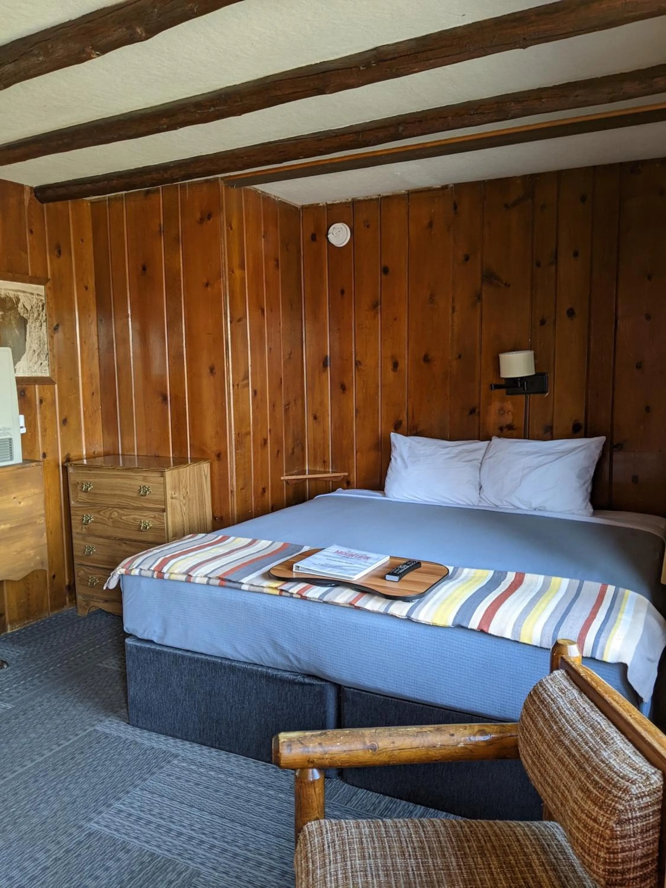 Bed in Foot of the Mountain Motel