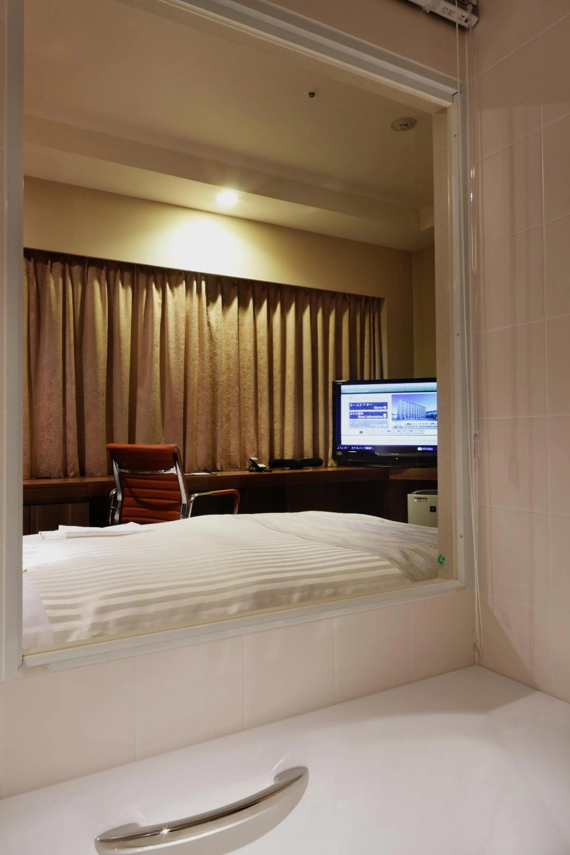 Photo of the whole room, TV/Entertainment Center in JR-EAST Hotel Mets Niigata