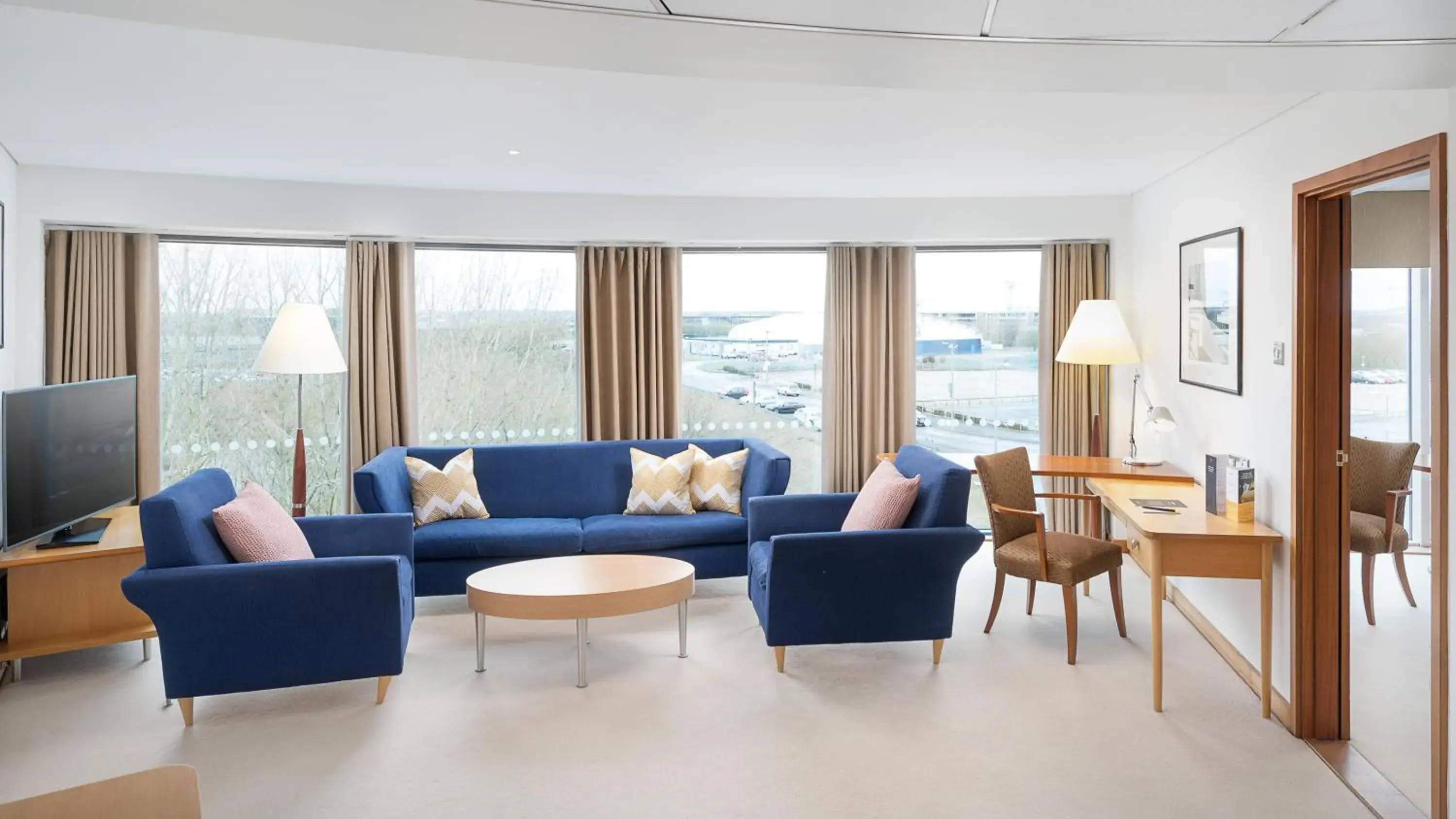 One-Bedroom King Suite with Living Area in voco Reading One-Bedroom King Suite with Living Area in voco Reading