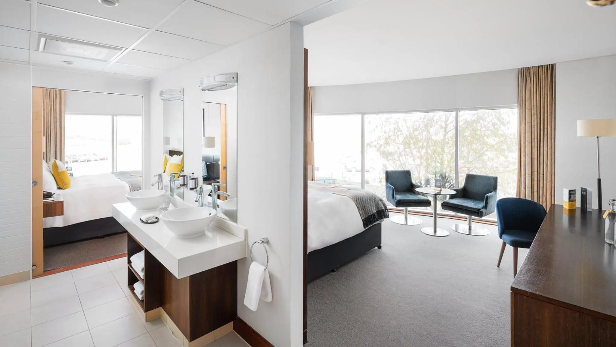 Photo of the whole room, Bed in voco Reading