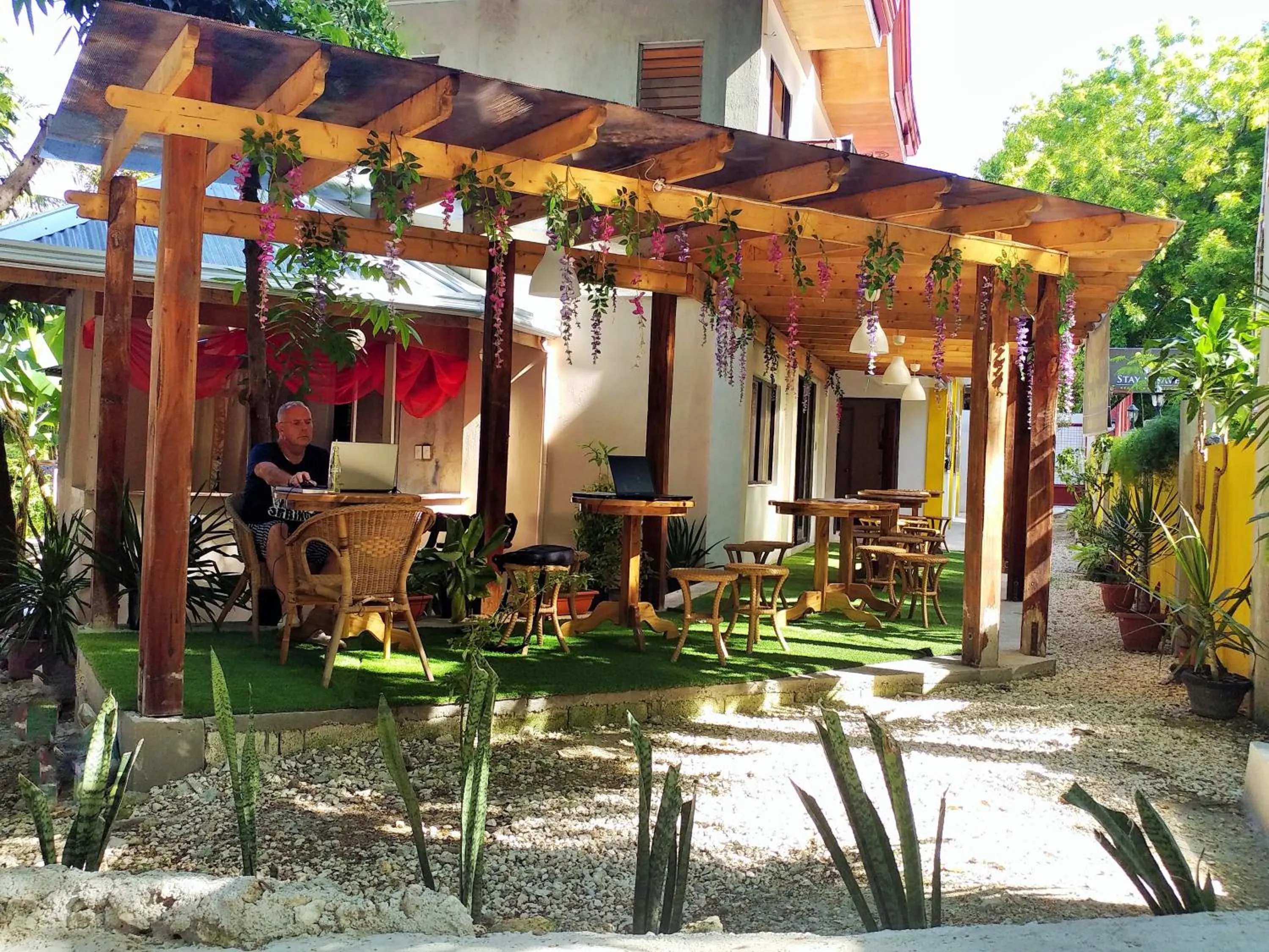 Restaurant/places to eat in Stay N Save B&B