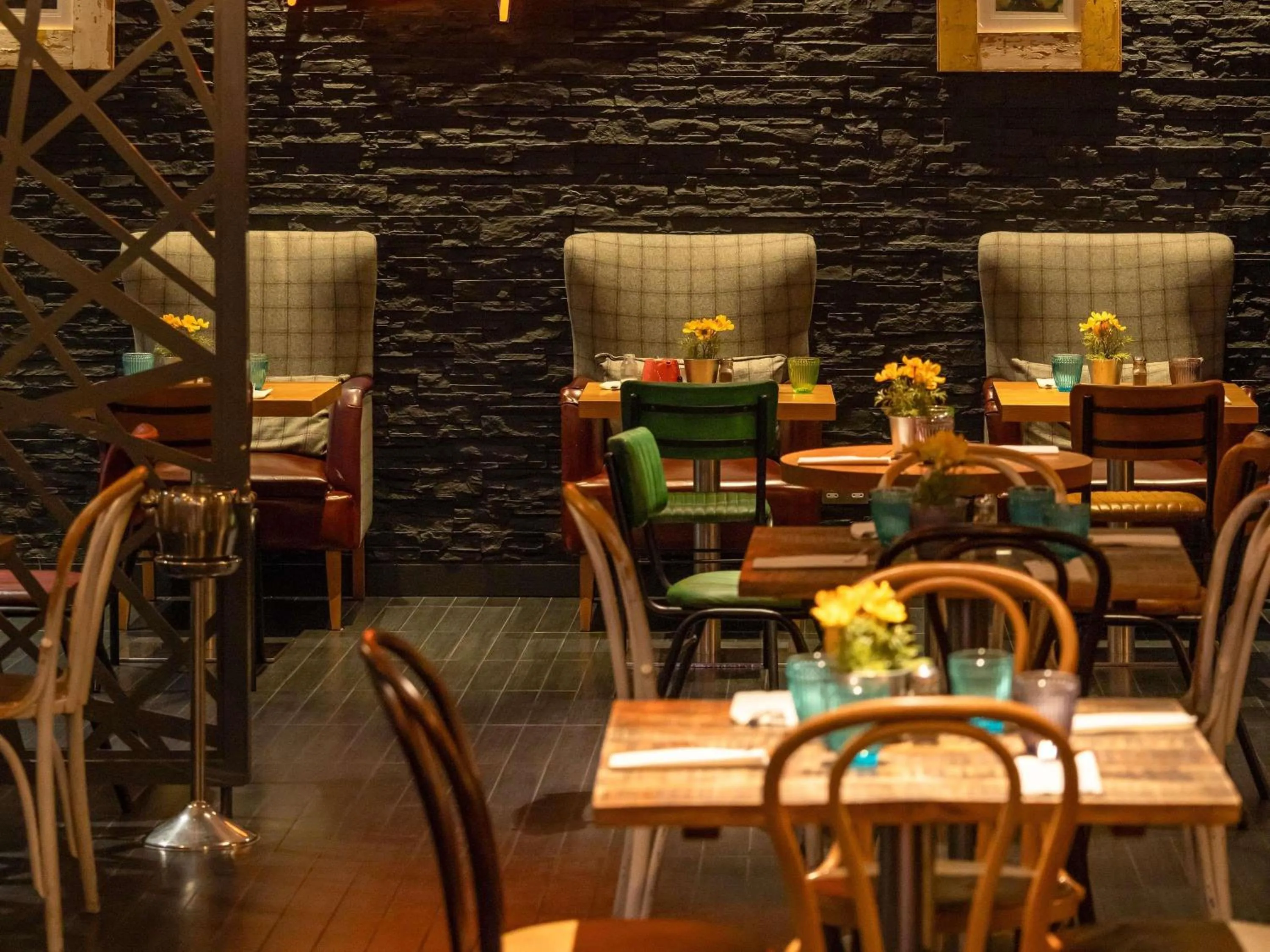 Lounge or bar in Novotel London Tower Bridge