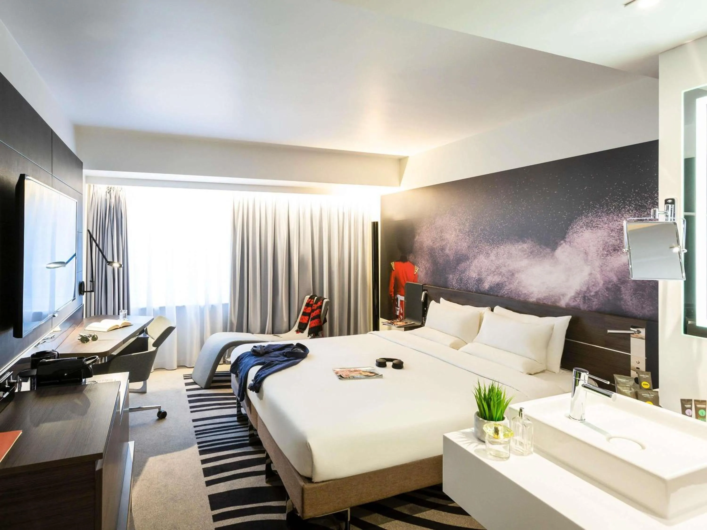 Bedroom, Bed in Novotel London Tower Bridge