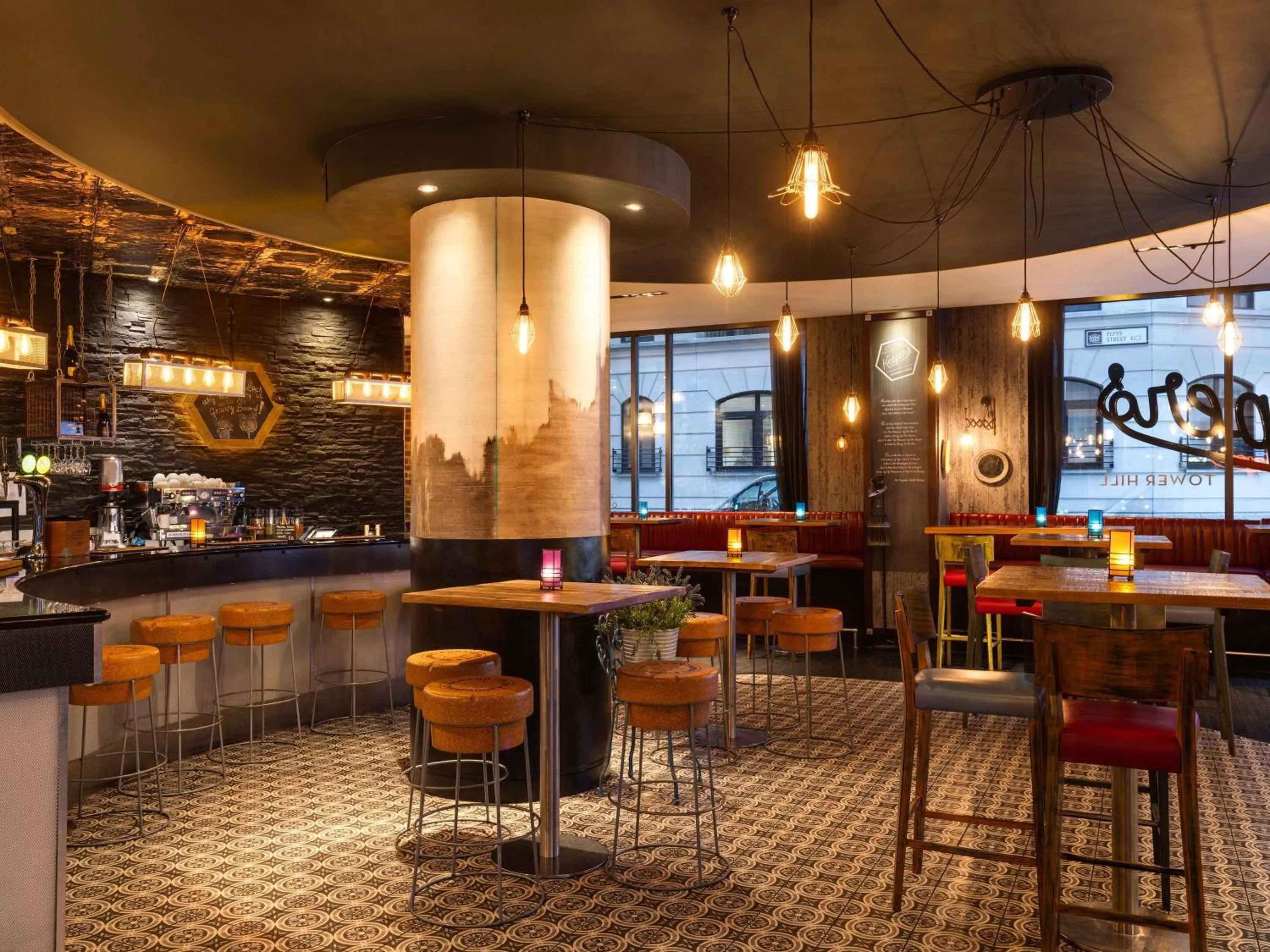 Lounge or bar in Novotel London Tower Bridge