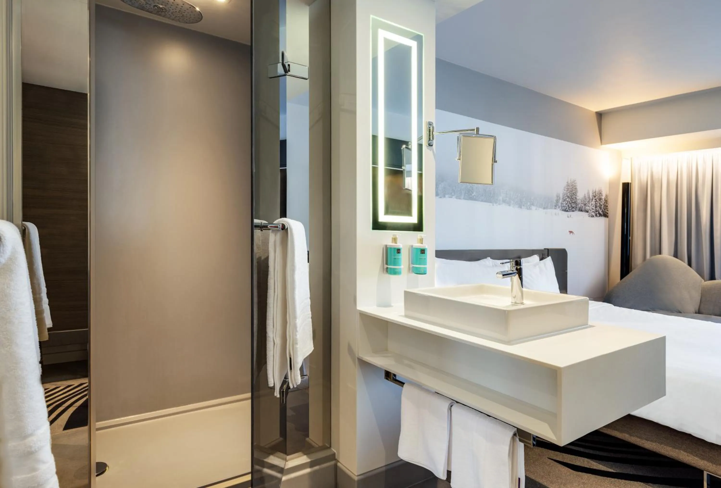 Bathroom, Bed in Novotel London Tower Bridge